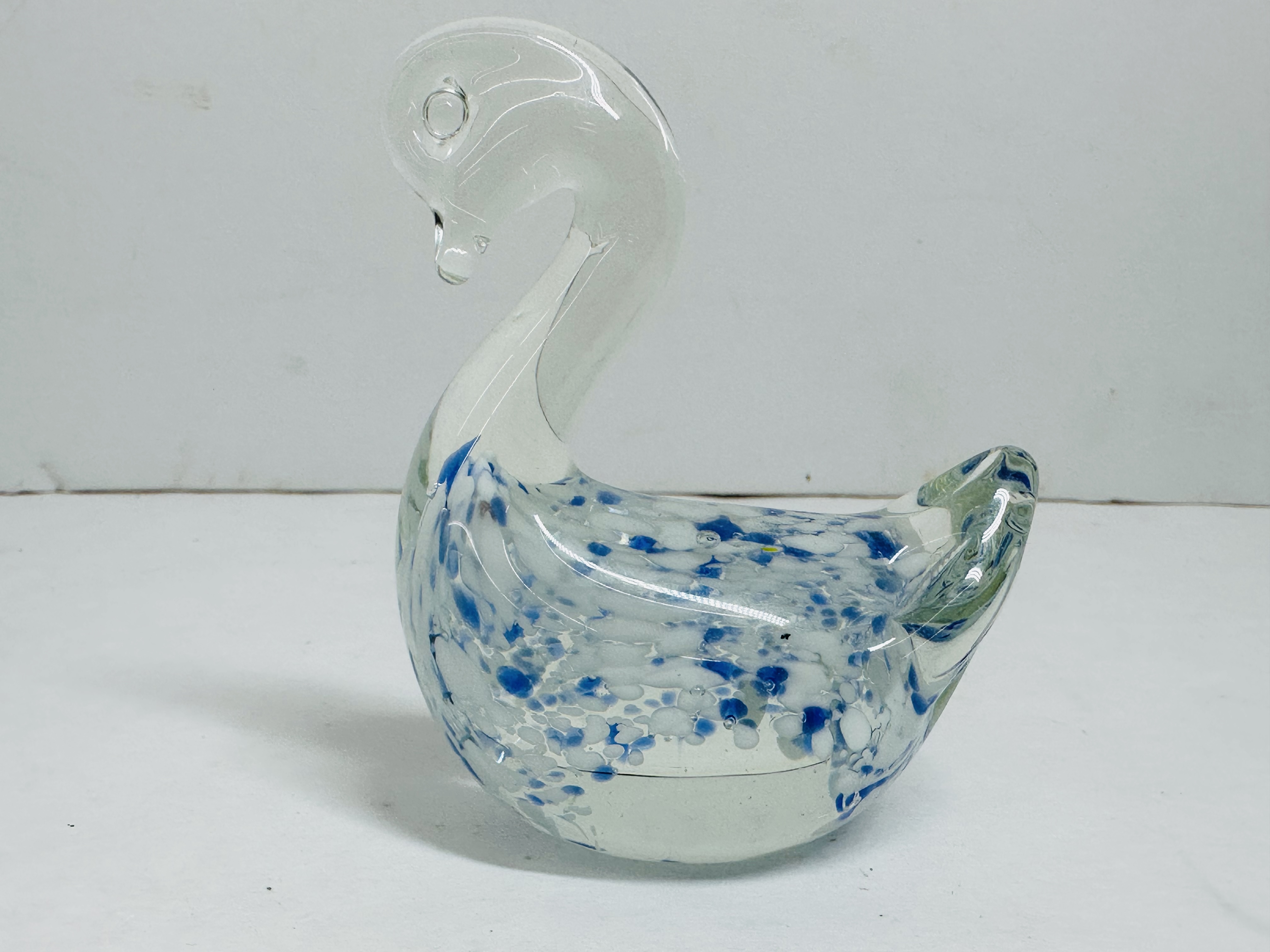 HAND-BLOWN GLASS SWAN FIGURINE, 20TH CENTURY
