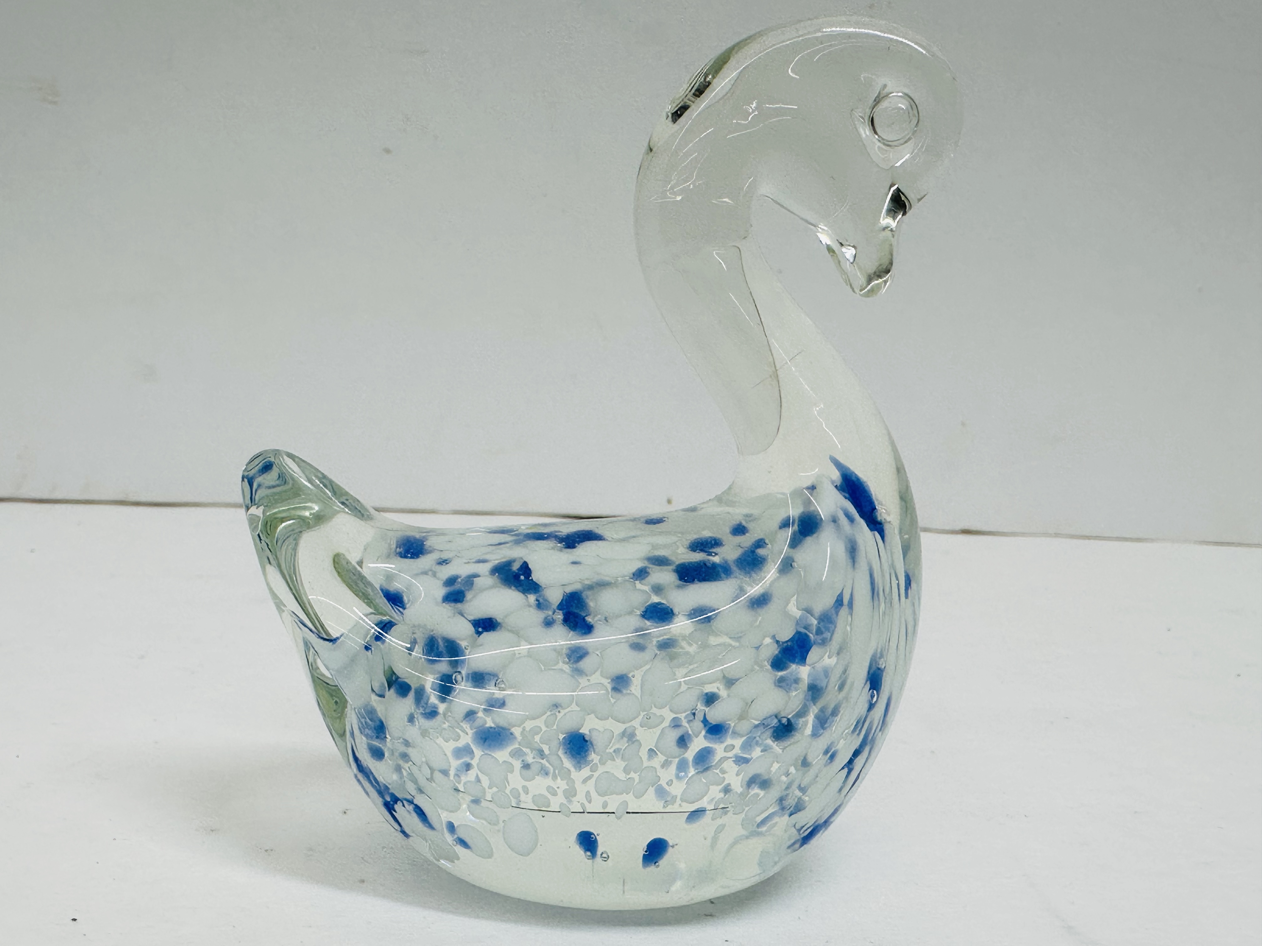 HAND-BLOWN GLASS SWAN FIGURINE, 20TH CENTURY
