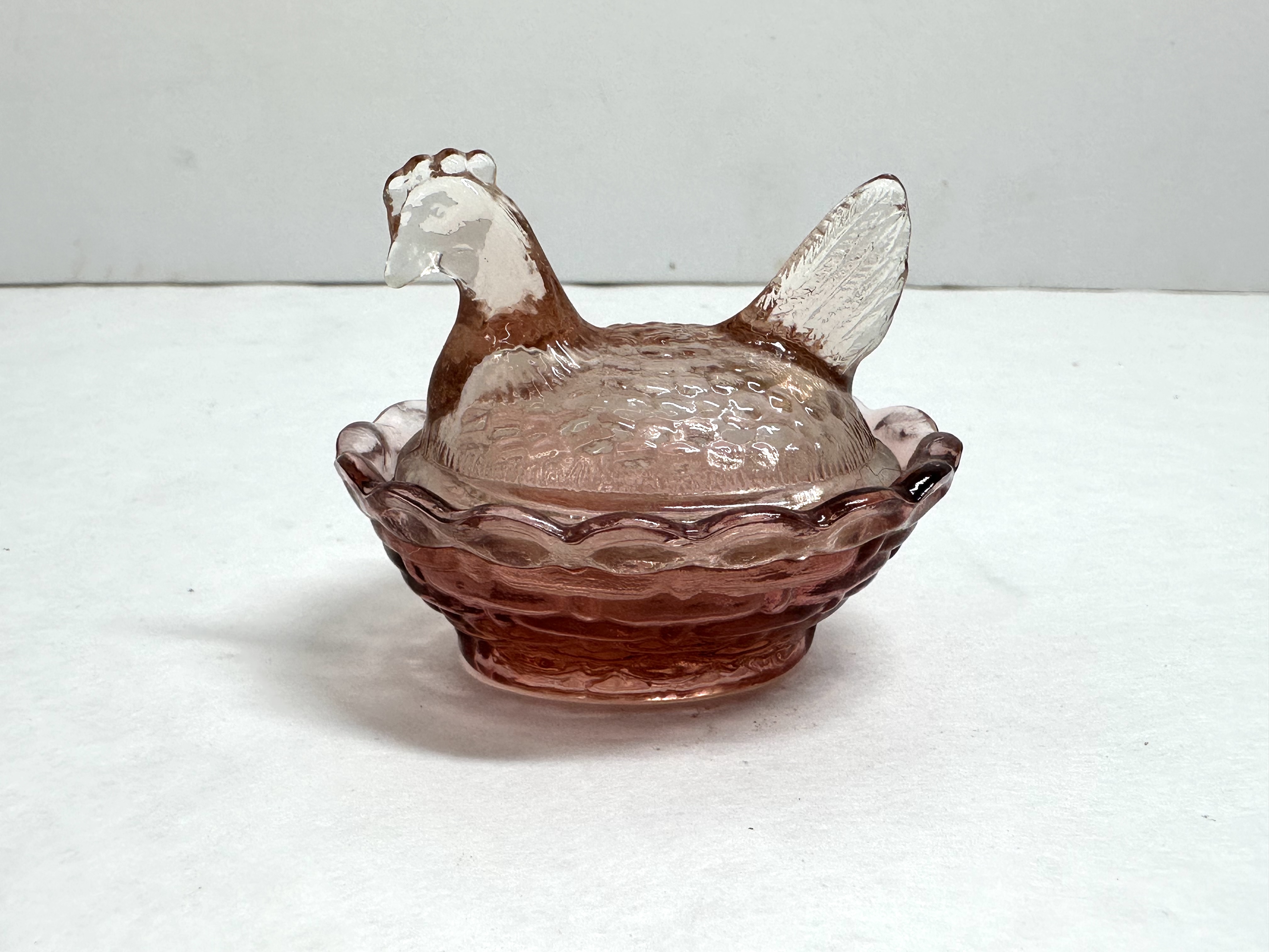 MINI BOYD PINK GLASS HEN ON NEST