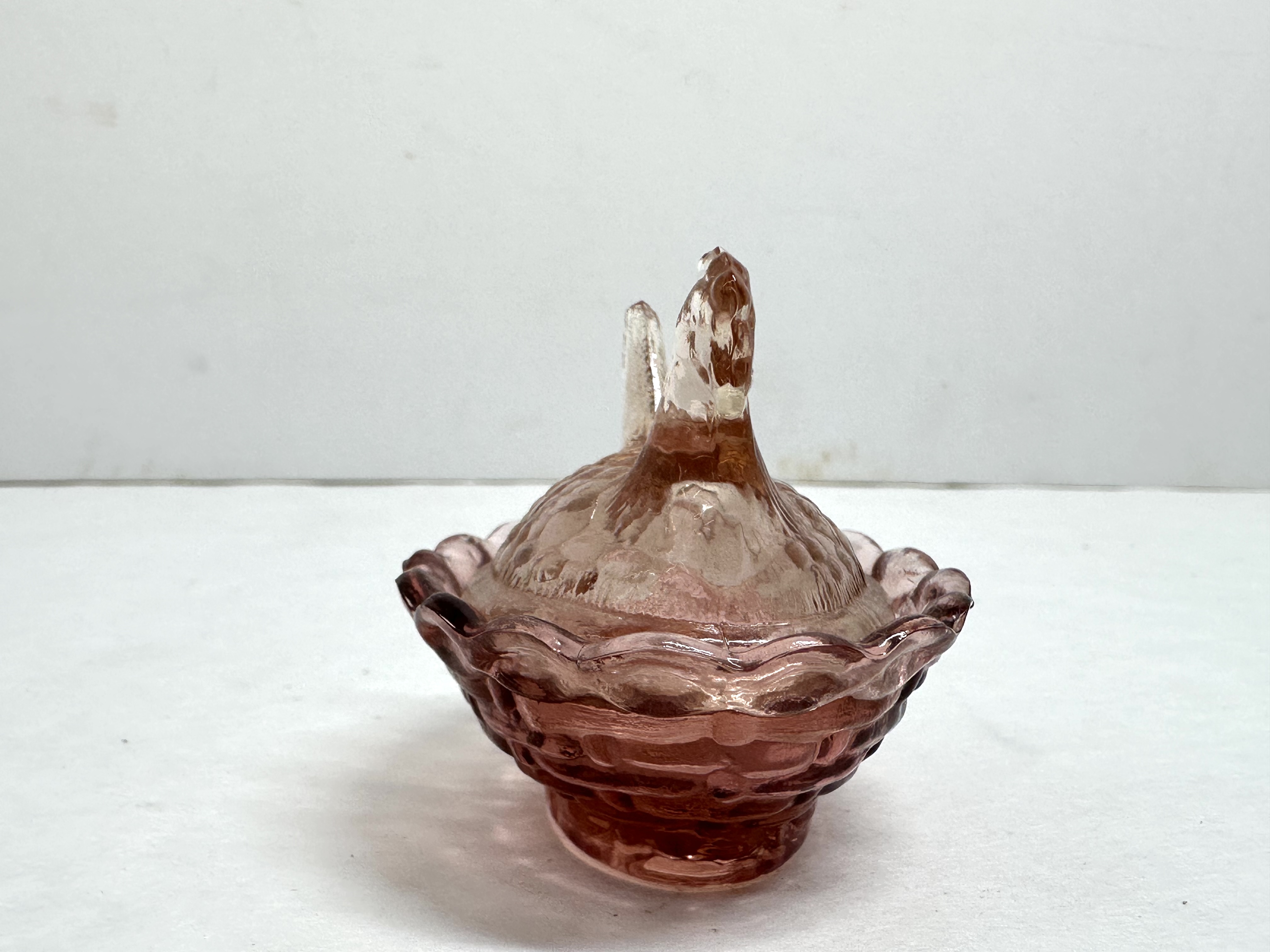 MINI BOYD PINK GLASS HEN ON NEST