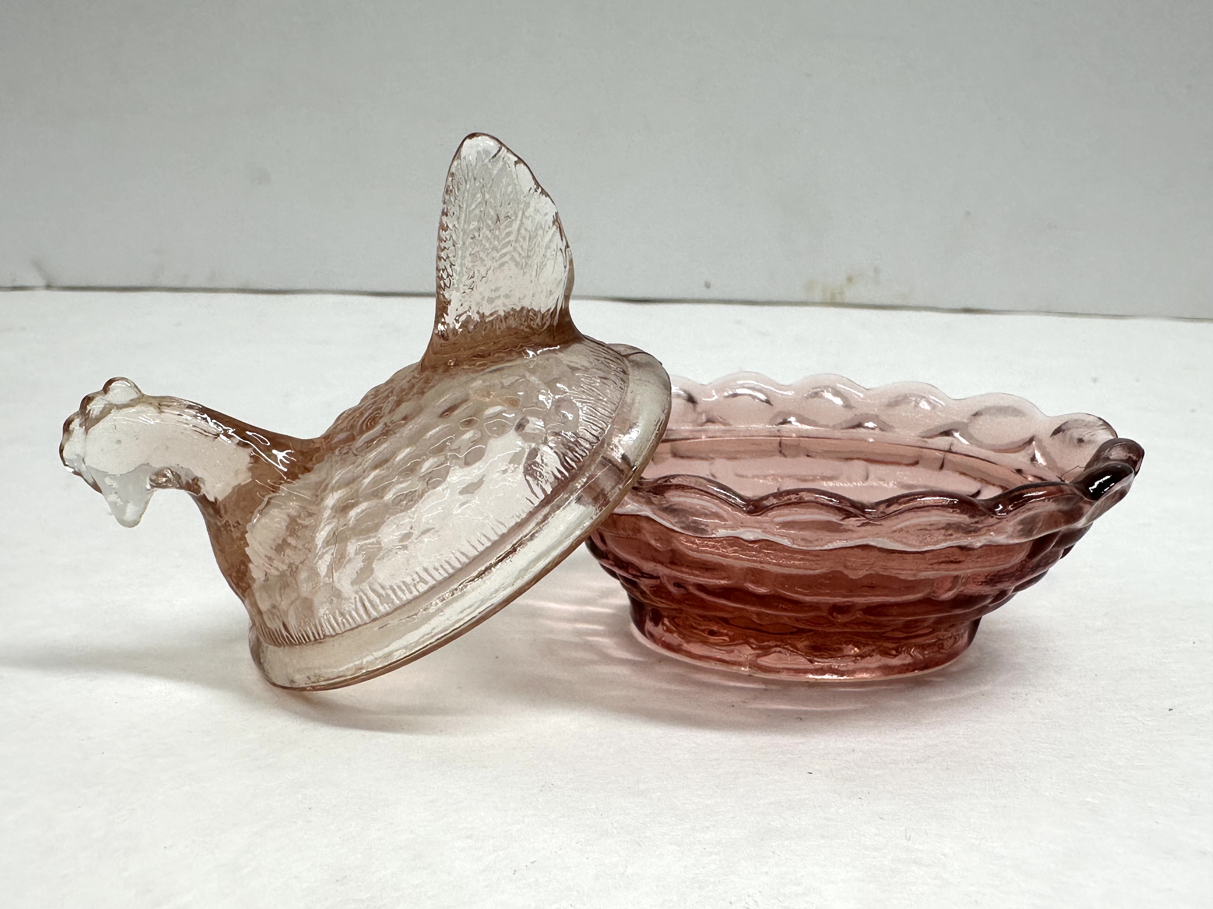 MINI BOYD PINK GLASS HEN ON NEST