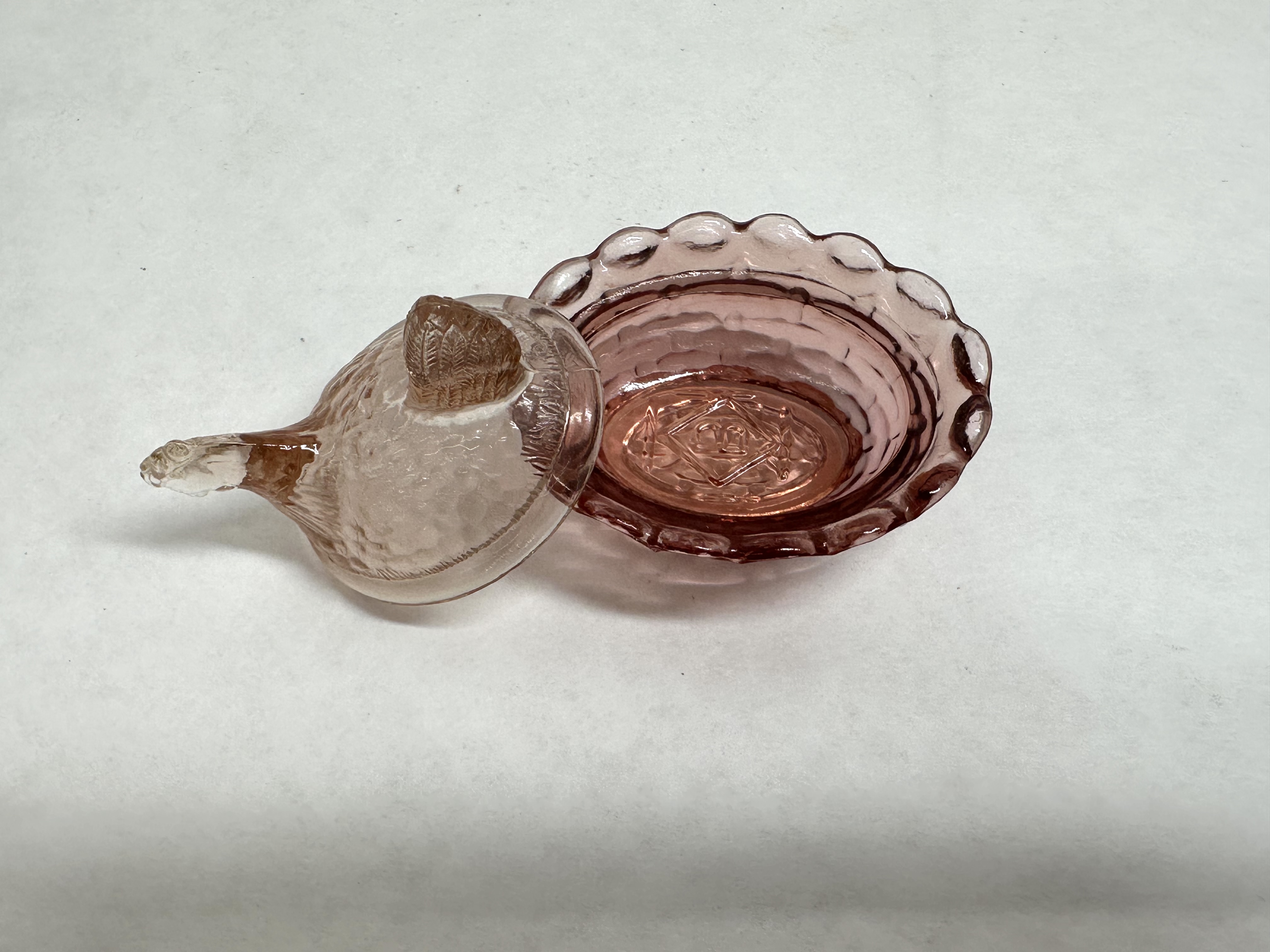 MINI BOYD PINK GLASS HEN ON NEST