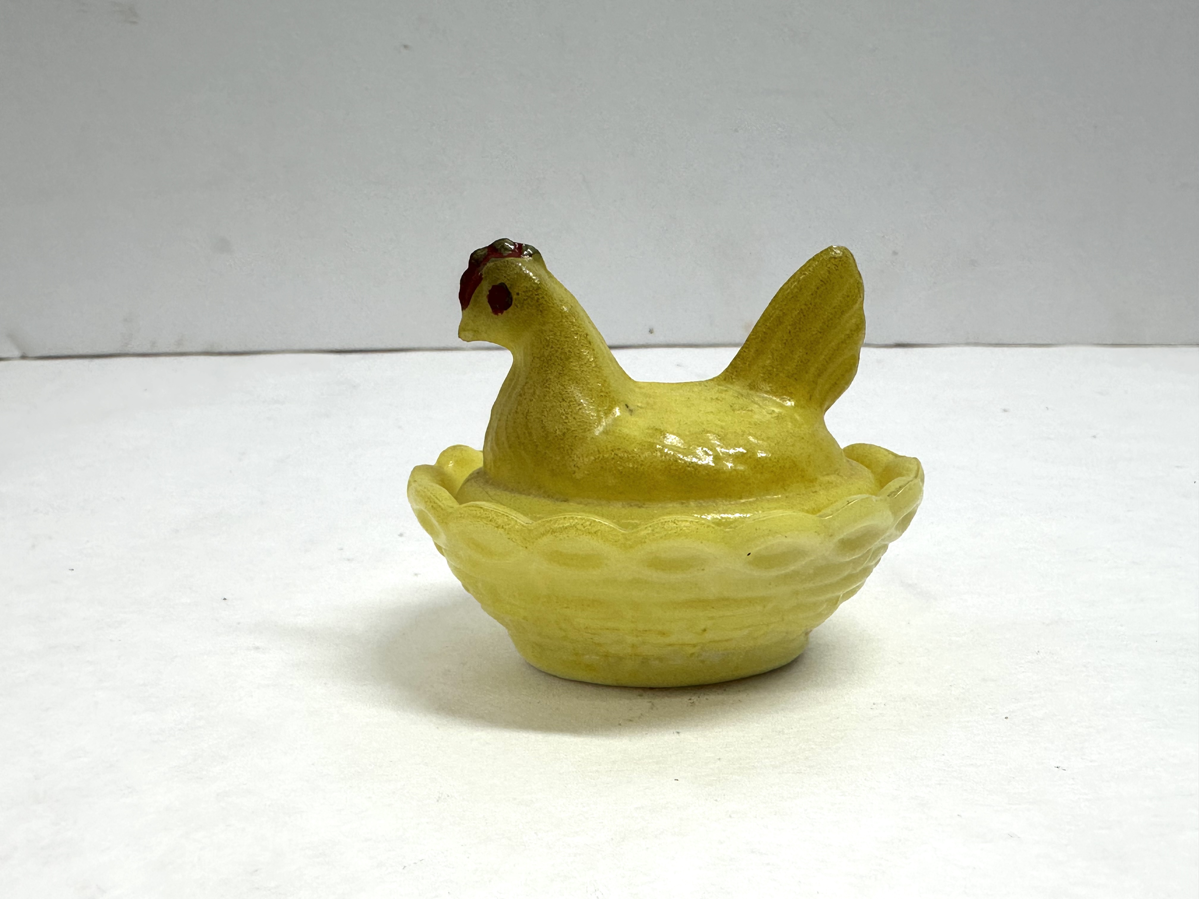 MINI WESTMORELAND YELLOW HEN ON NEST