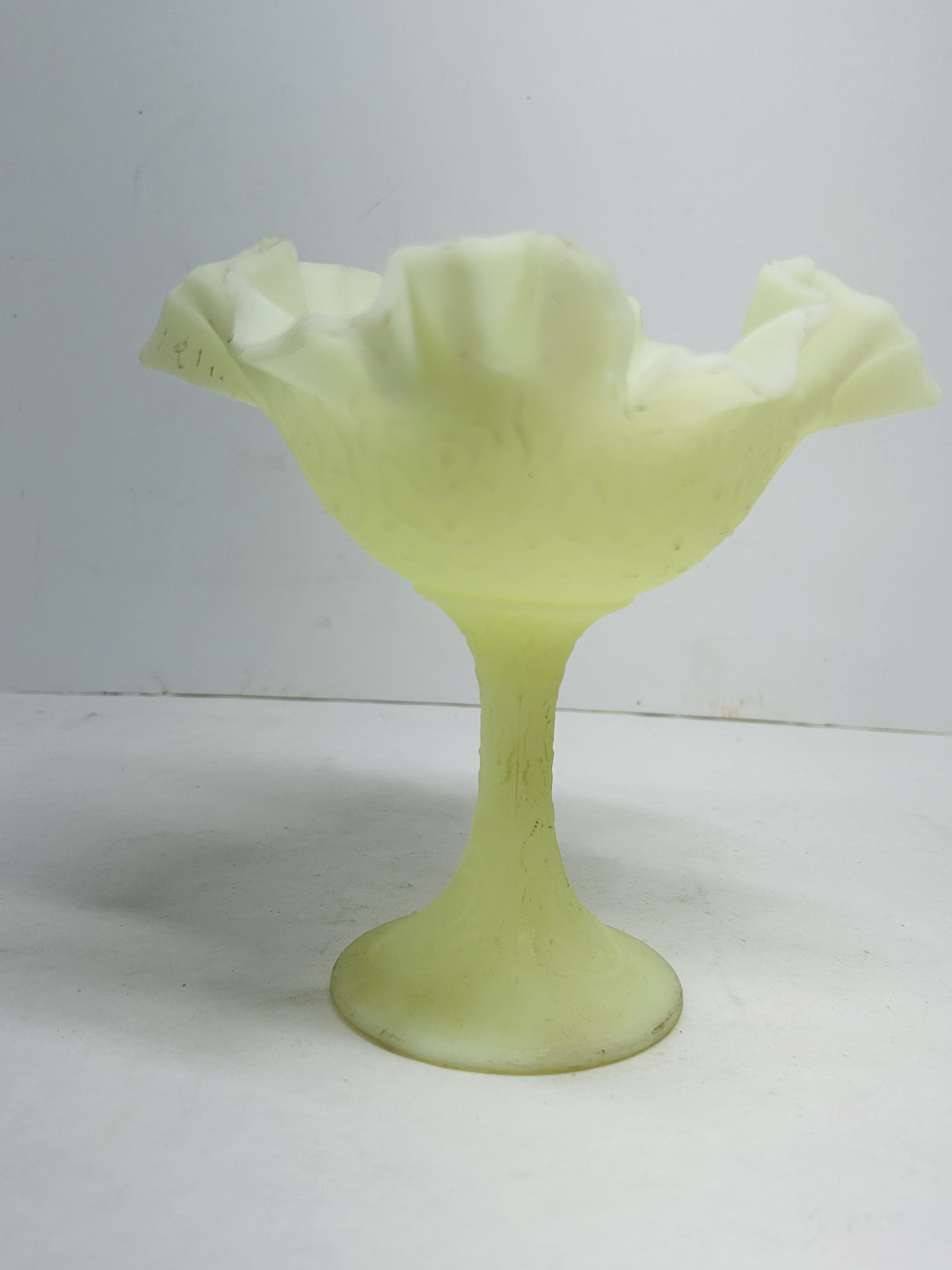 FENTON CUSTARD PERSIAN MEDALLION COMPOTE, CIRCA 1915