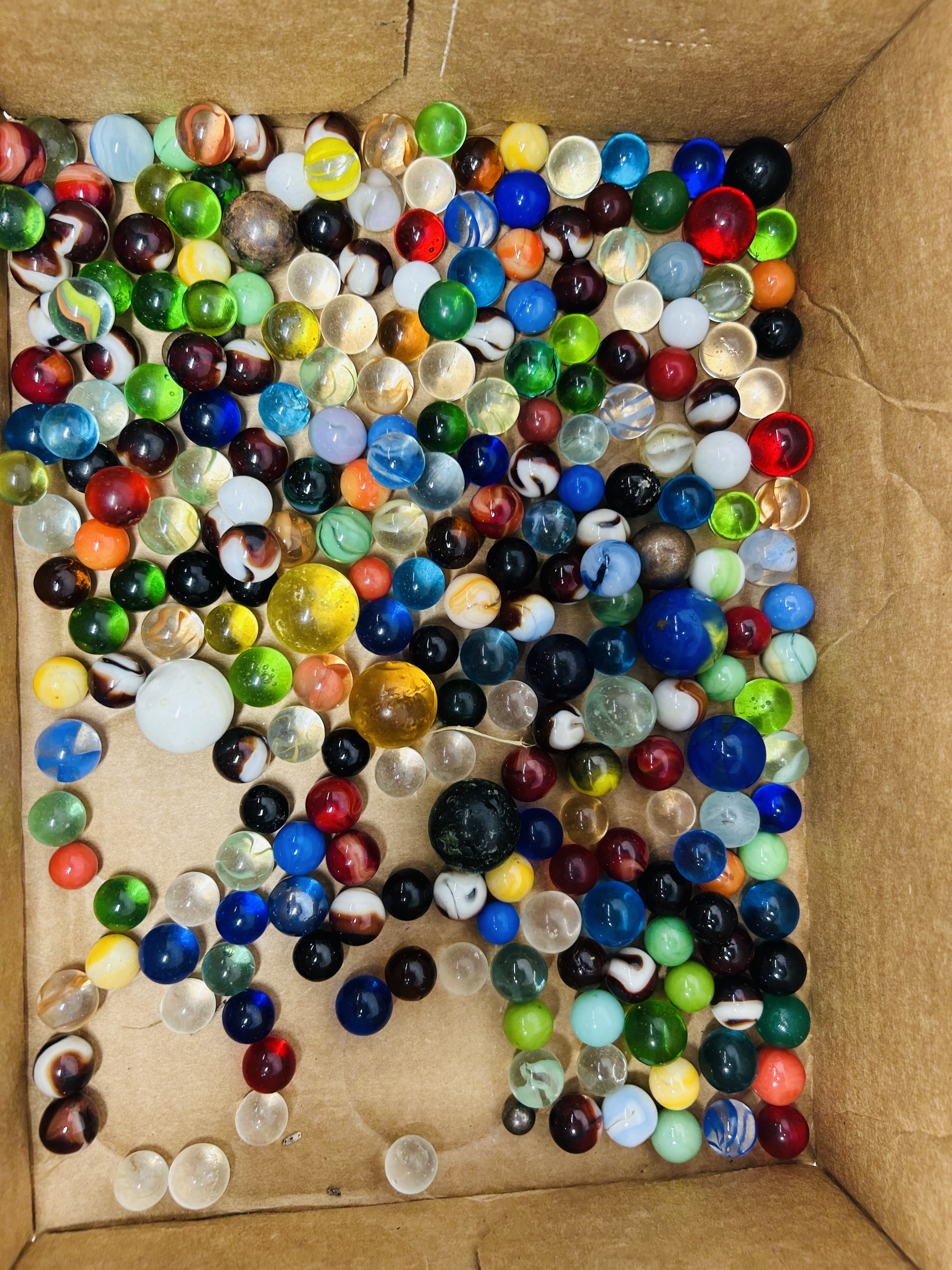 ASSORTED VINTAGE MARBLES, MID-20TH CENTURY