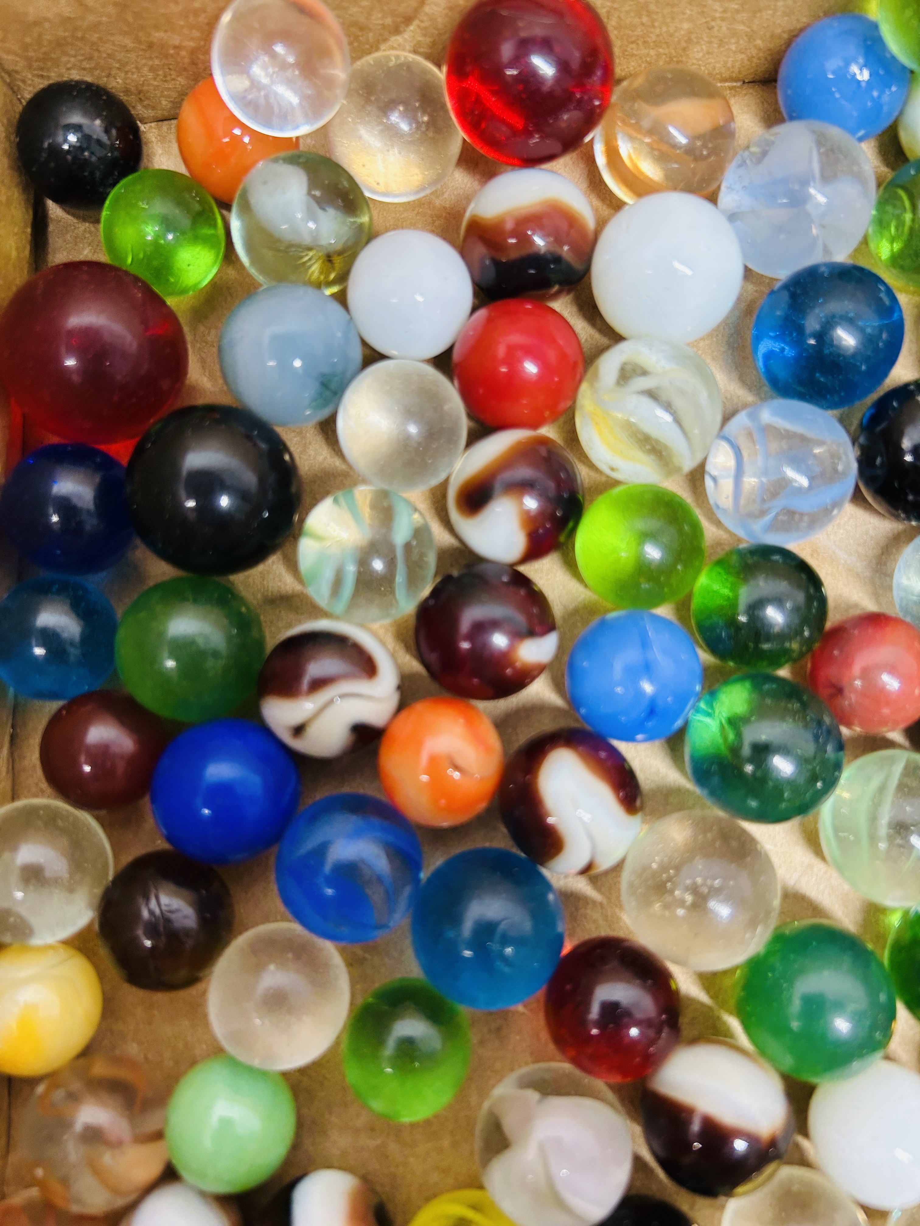 ASSORTED VINTAGE MARBLES, MID-20TH CENTURY