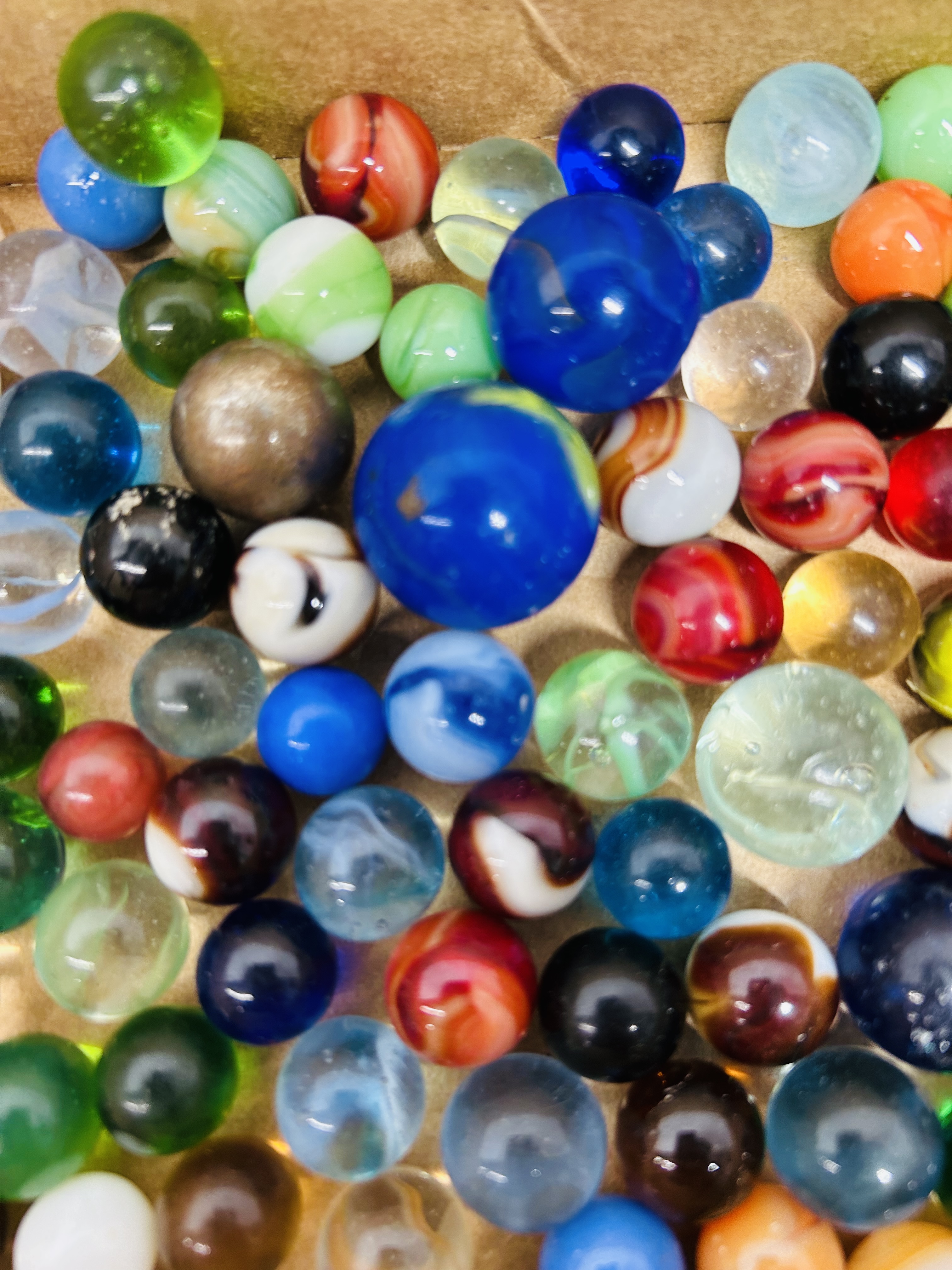 ASSORTED VINTAGE MARBLES, MID-20TH CENTURY