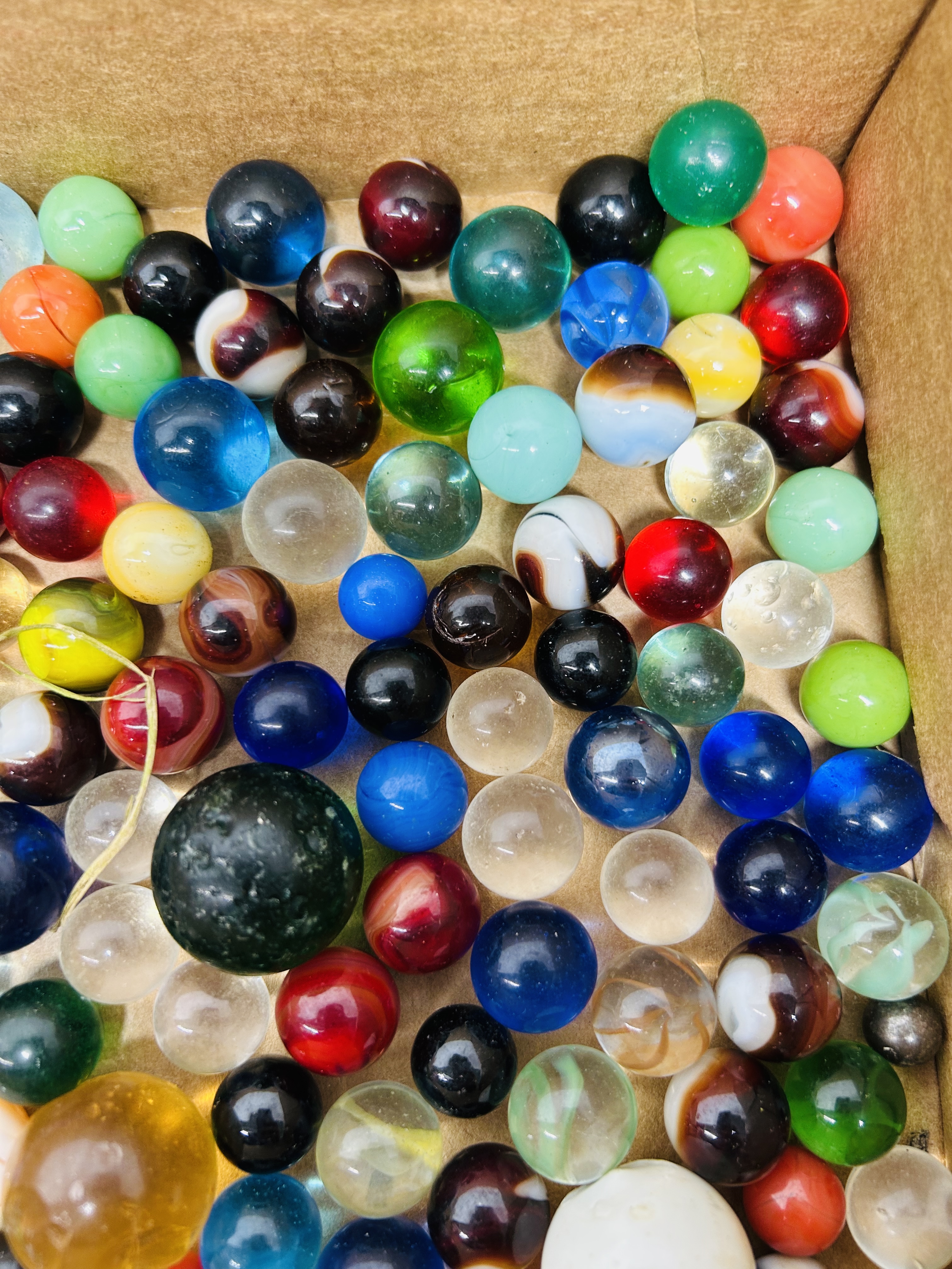 ASSORTED VINTAGE MARBLES, MID-20TH CENTURY