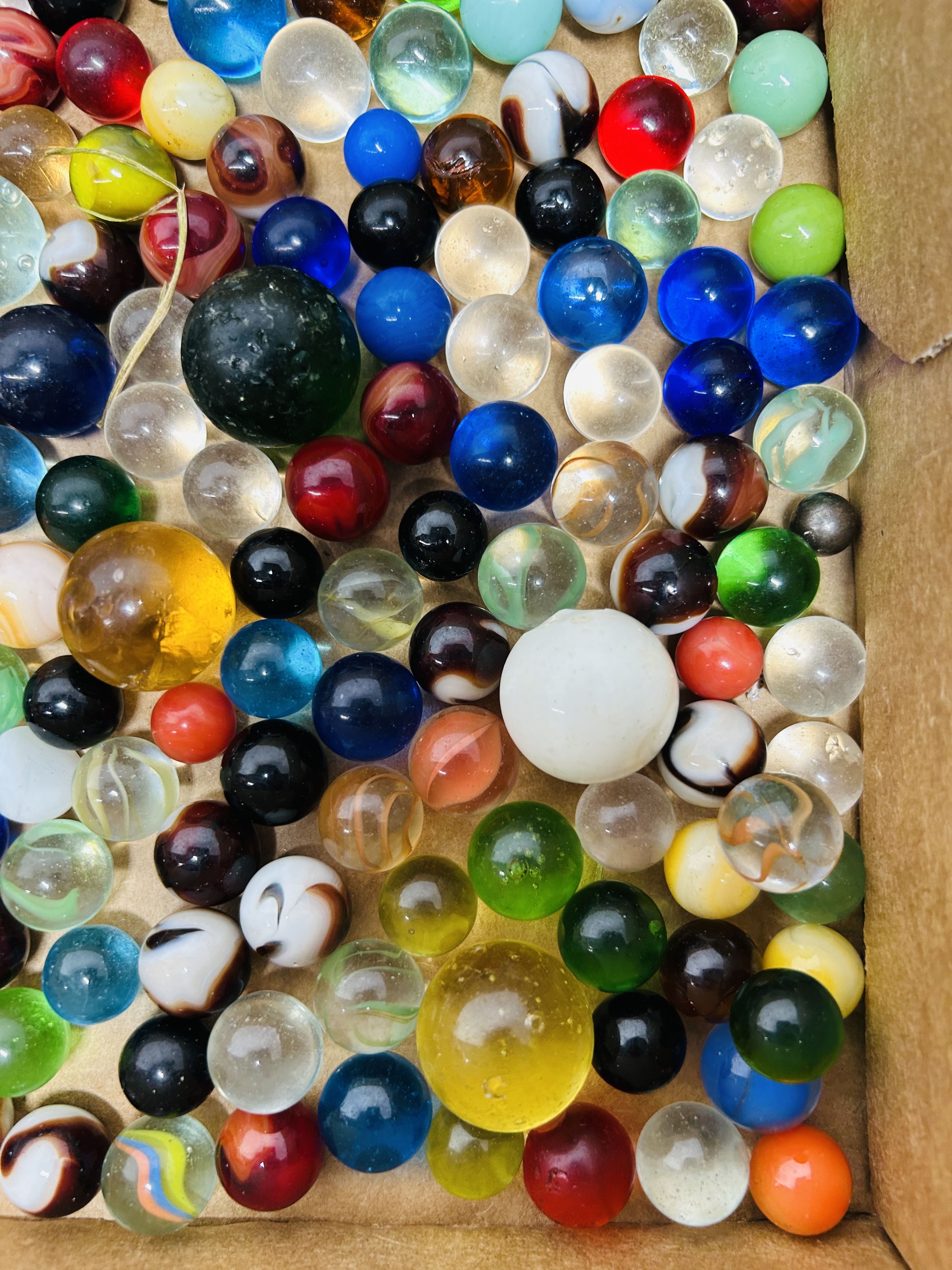 ASSORTED VINTAGE MARBLES, MID-20TH CENTURY
