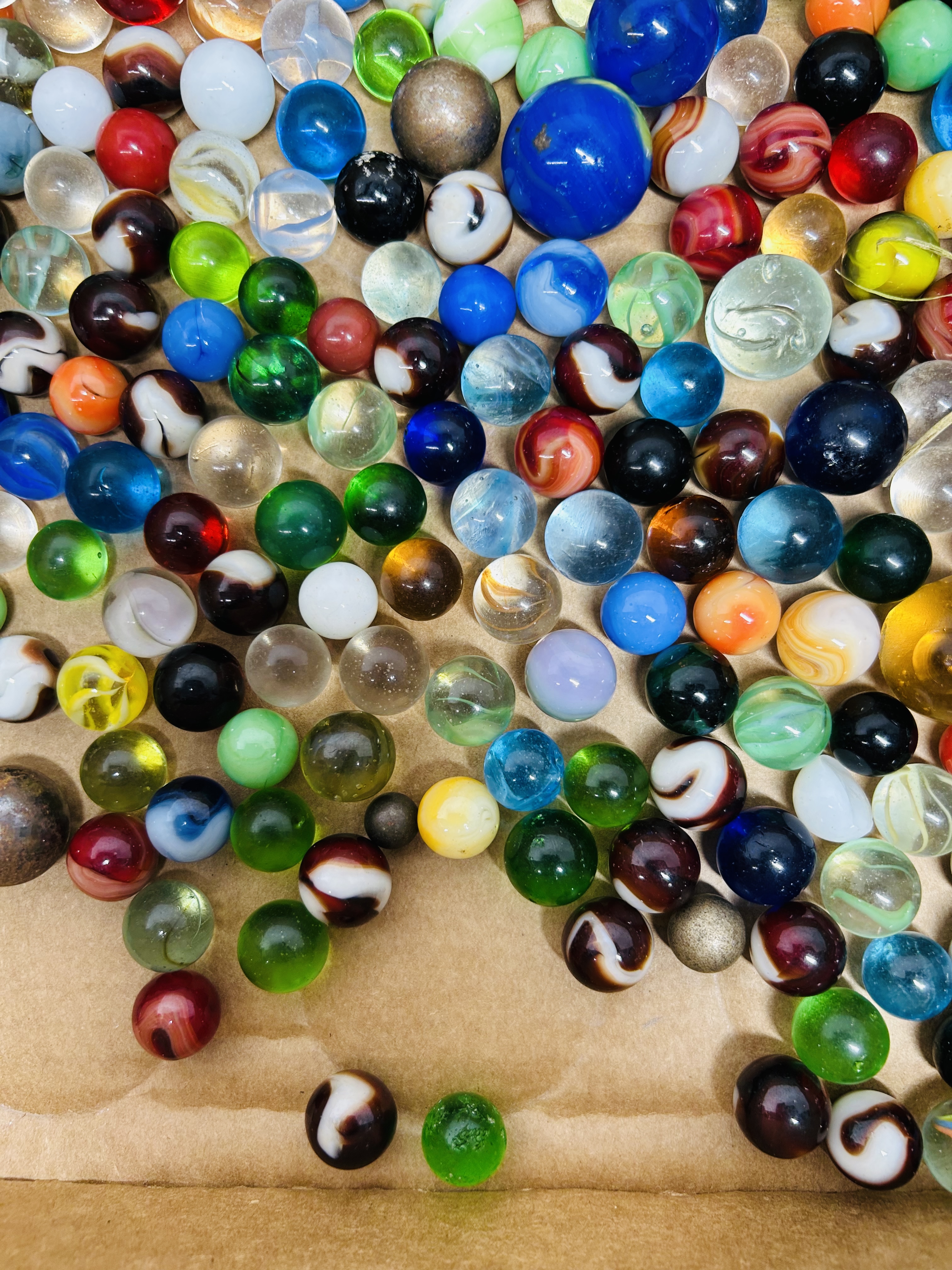 ASSORTED VINTAGE MARBLES, MID-20TH CENTURY