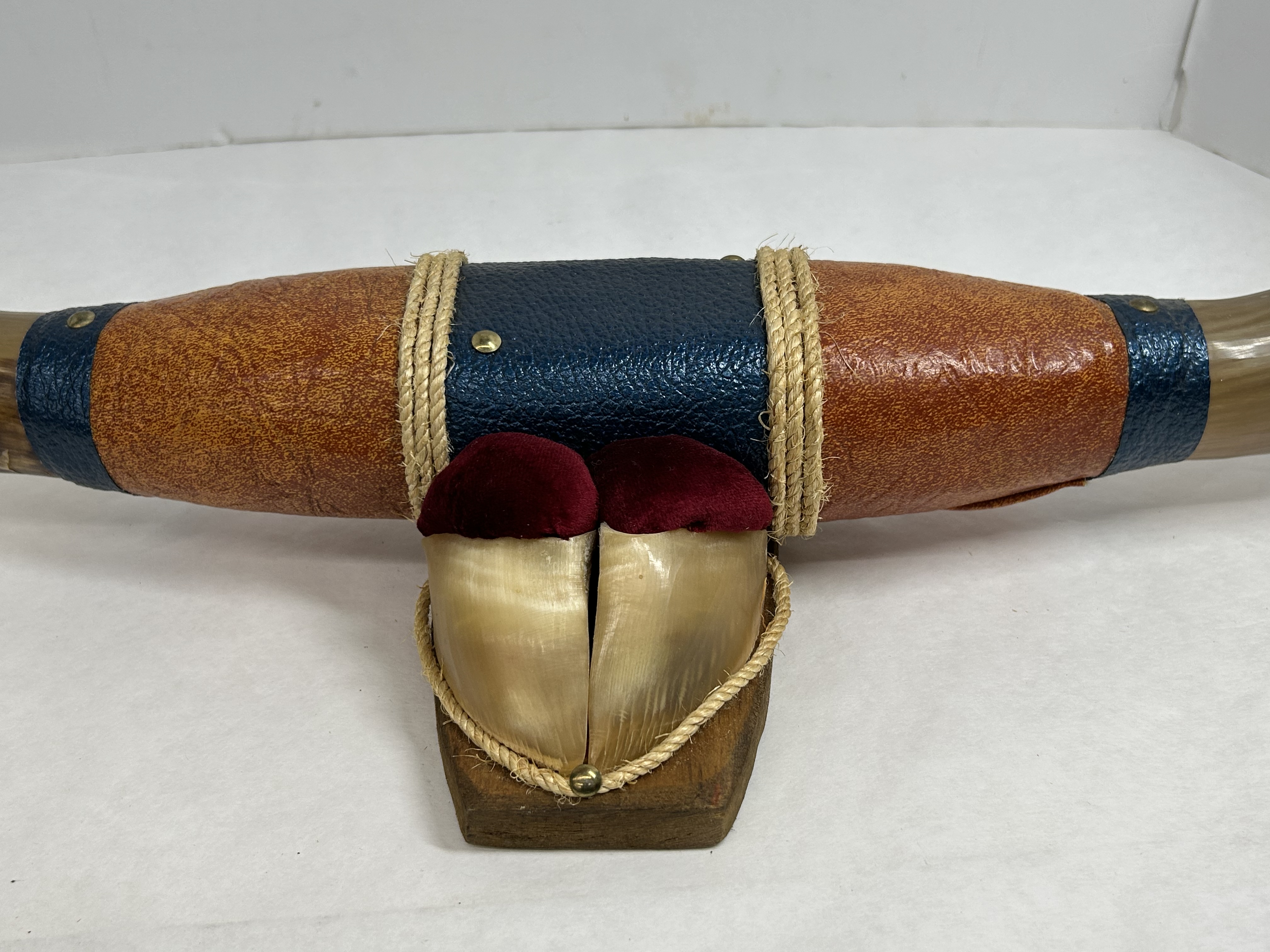 VINTAGE MOUNTED STEER HORNS AND HOOVES