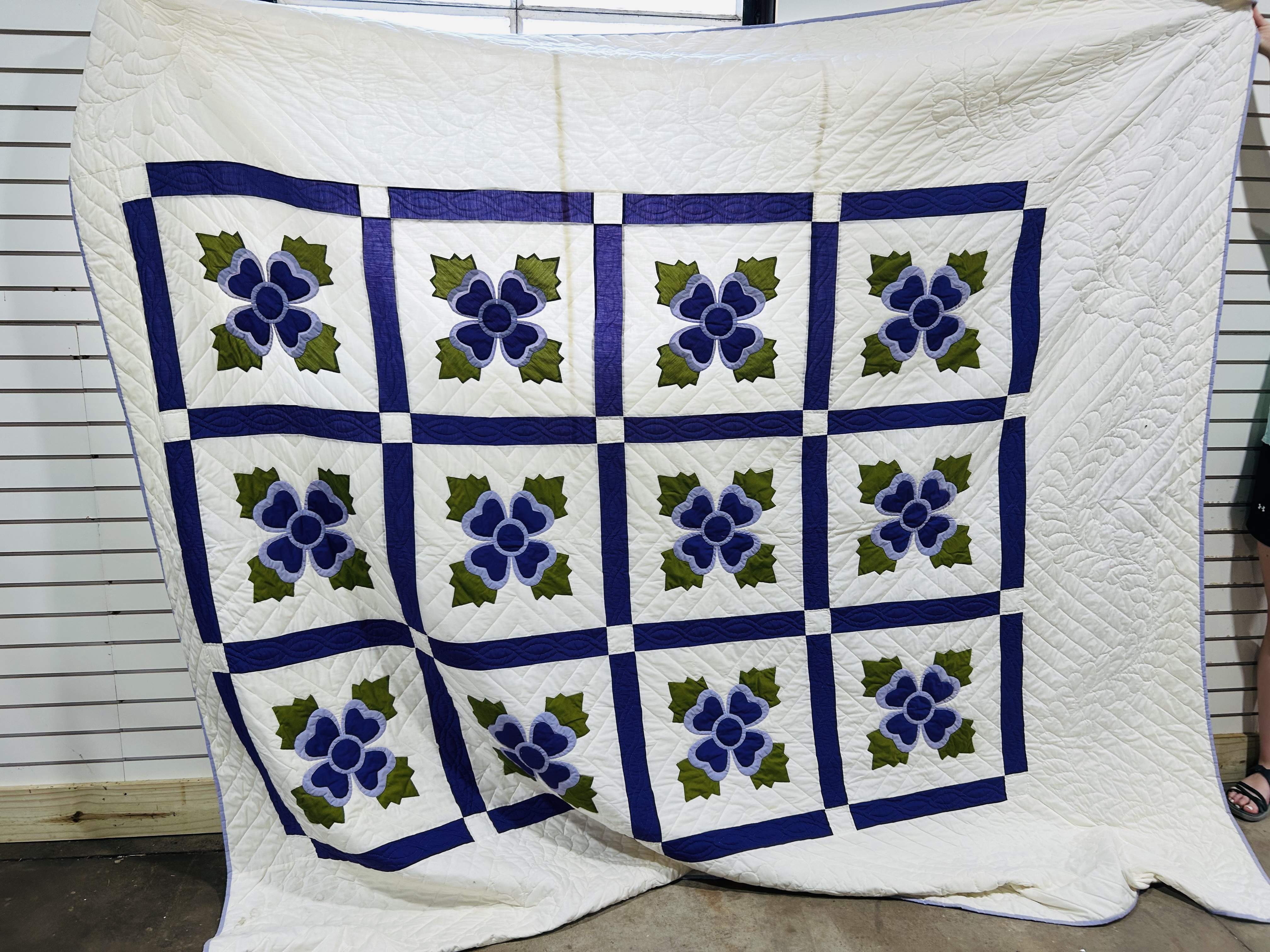 VINTAGE FLORAL APPLIQUÉ COTTON QUILT