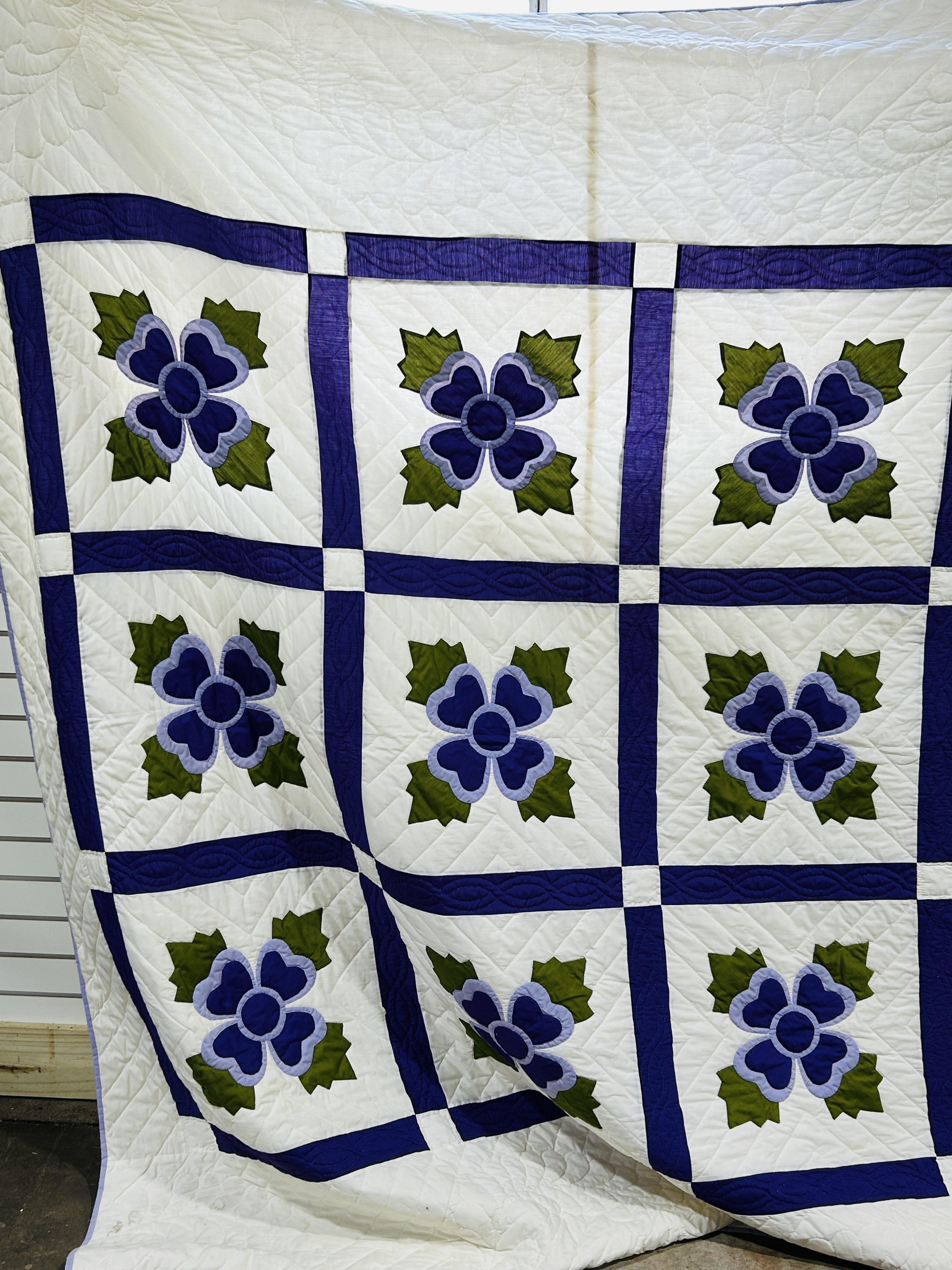 VINTAGE FLORAL APPLIQUÉ COTTON QUILT