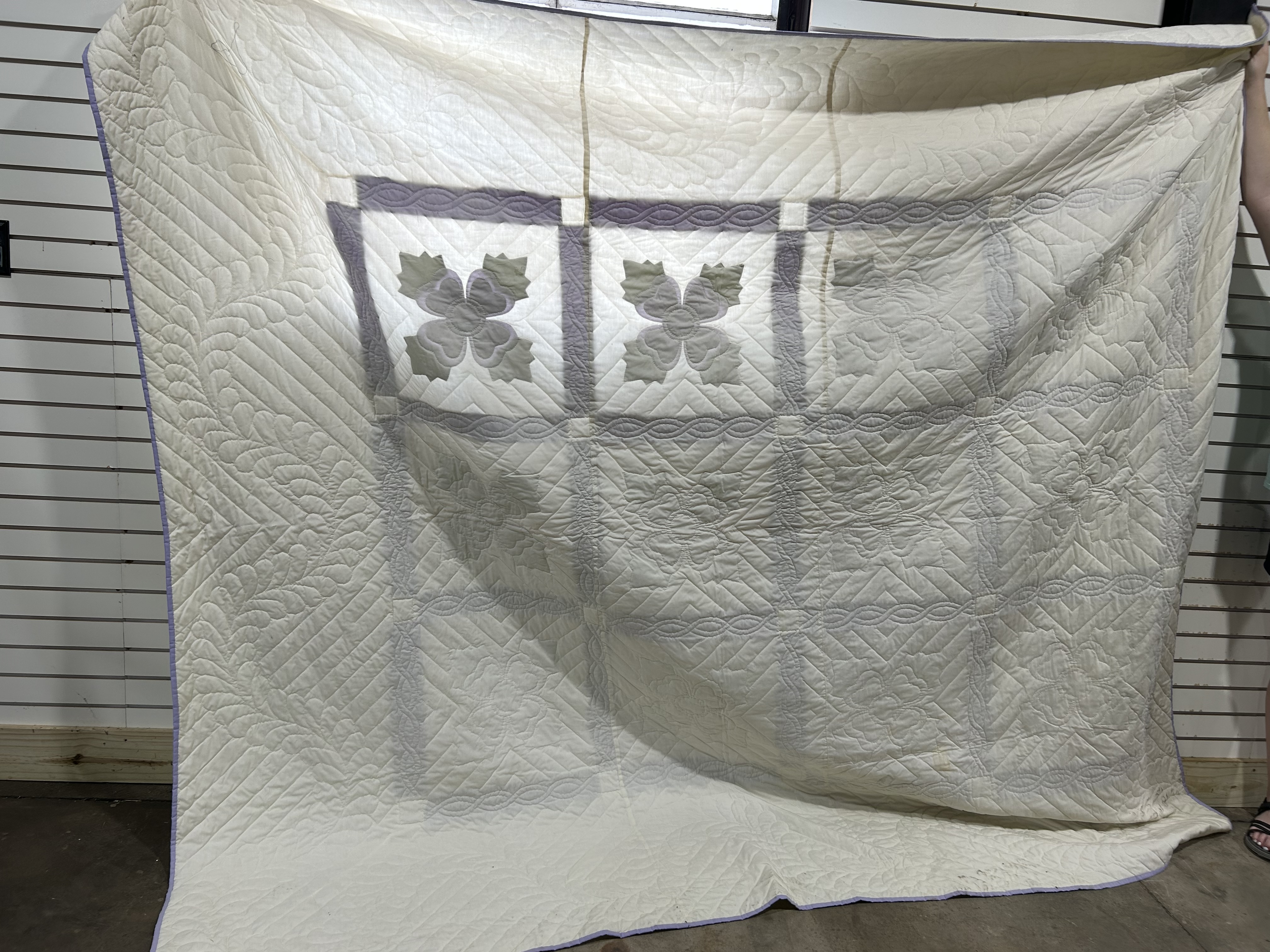 VINTAGE FLORAL APPLIQUÉ COTTON QUILT
