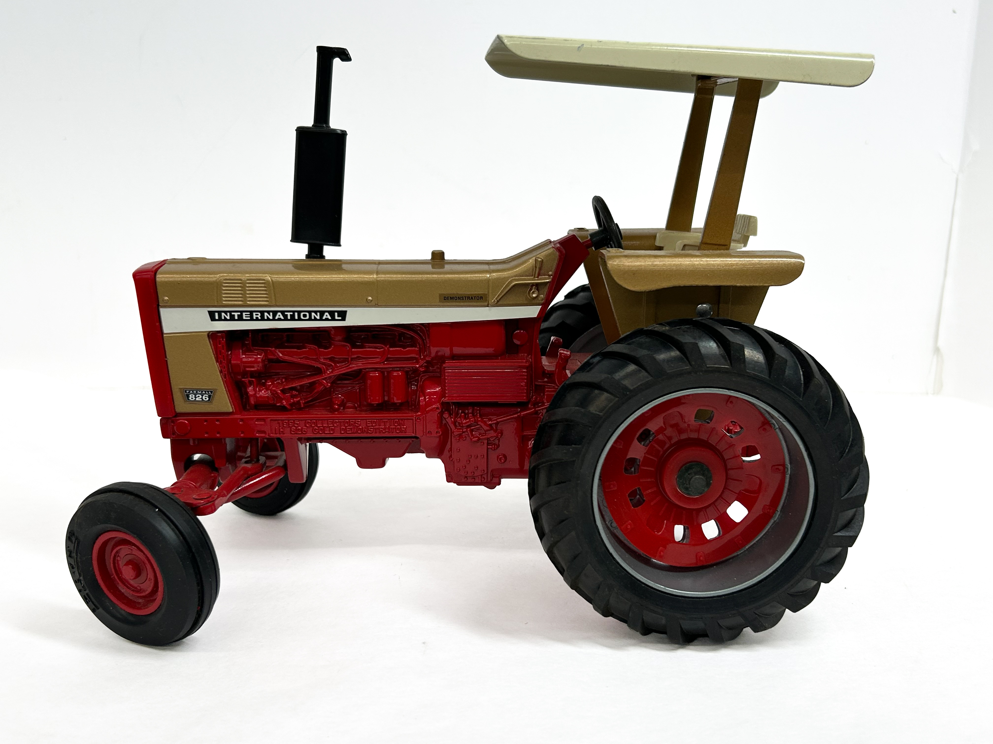 ERTL, IH 826 DIE-CAST TRACTOR, 1995