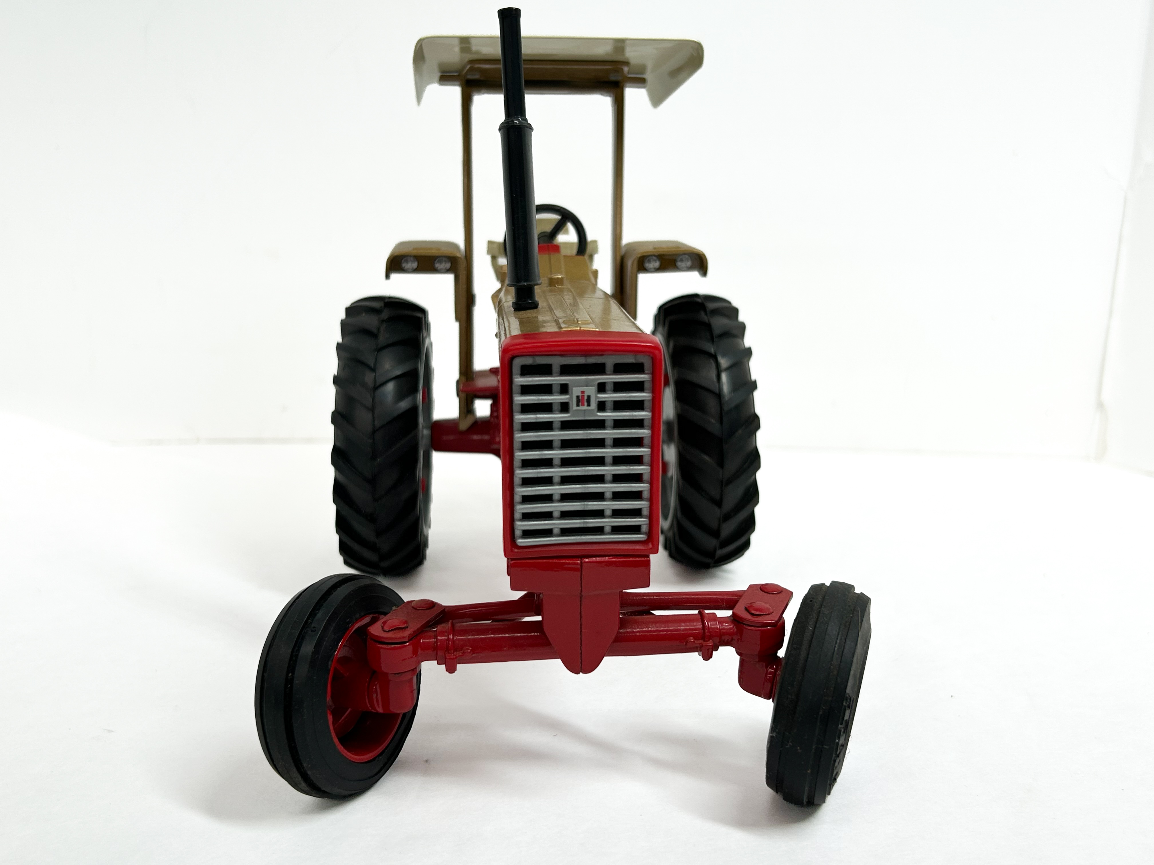 ERTL, IH 826 DIE-CAST TRACTOR, 1995