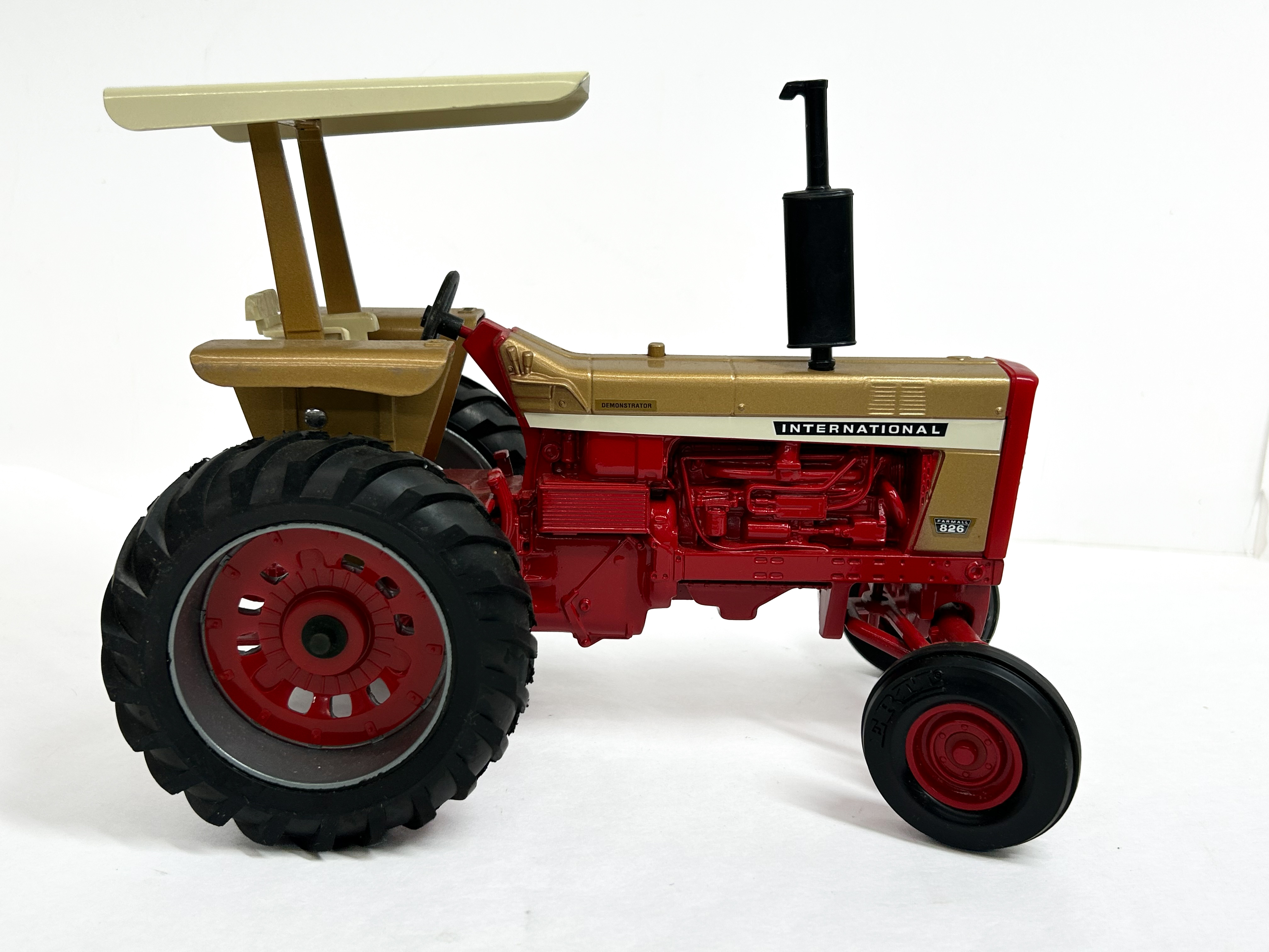 ERTL, IH 826 DIE-CAST TRACTOR, 1995