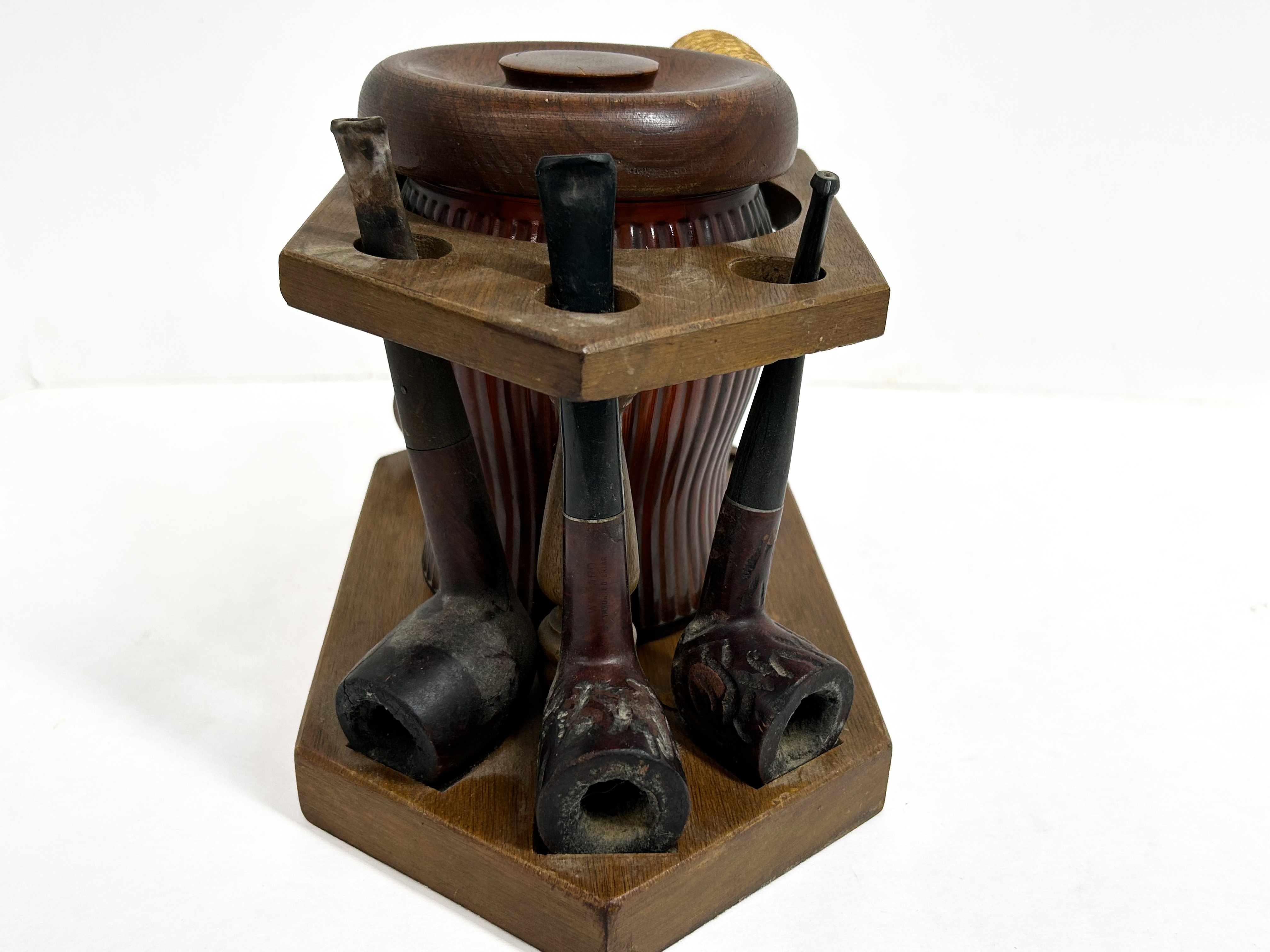DUN-RITE WALNUT PIPE STAND SET, MID-20TH CENTURY