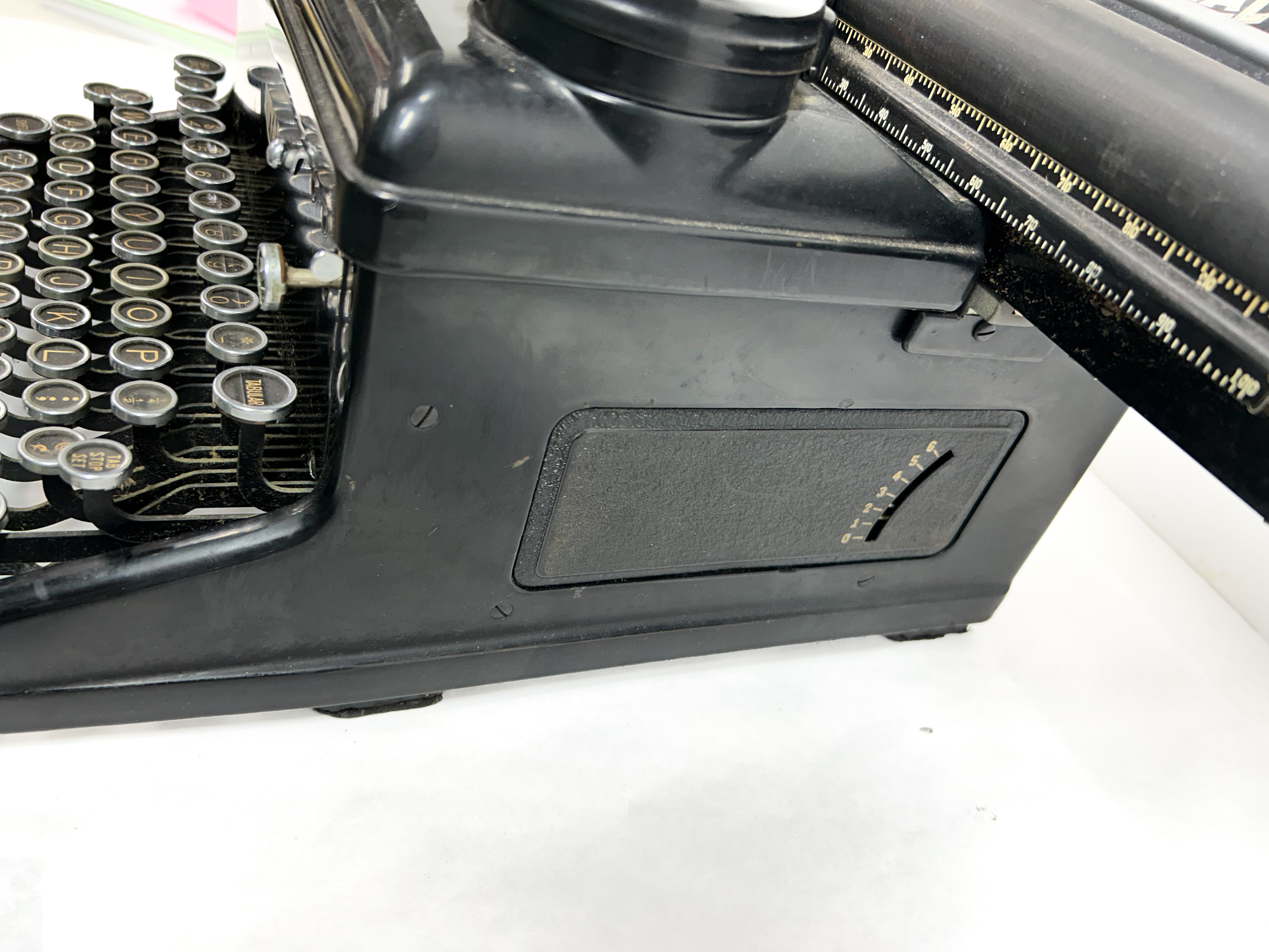 ROYAL KHM ENAMELED TYPEWRITER 1930S
