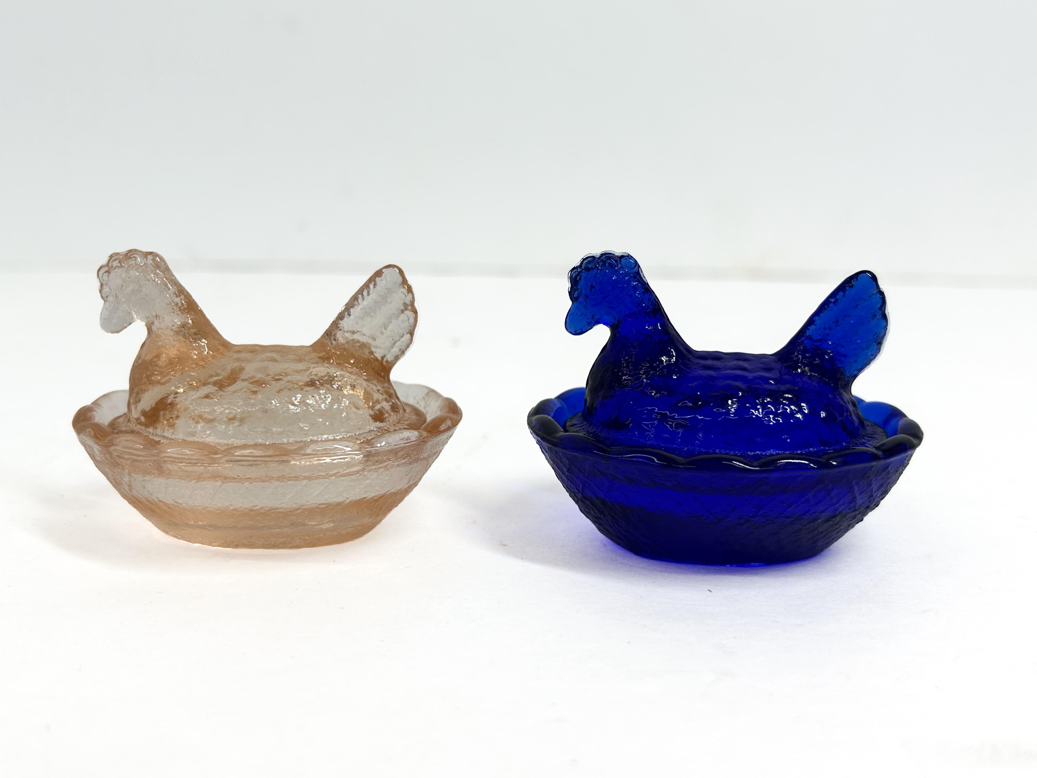 PAIR GLASS HEN ON NEST SALTS