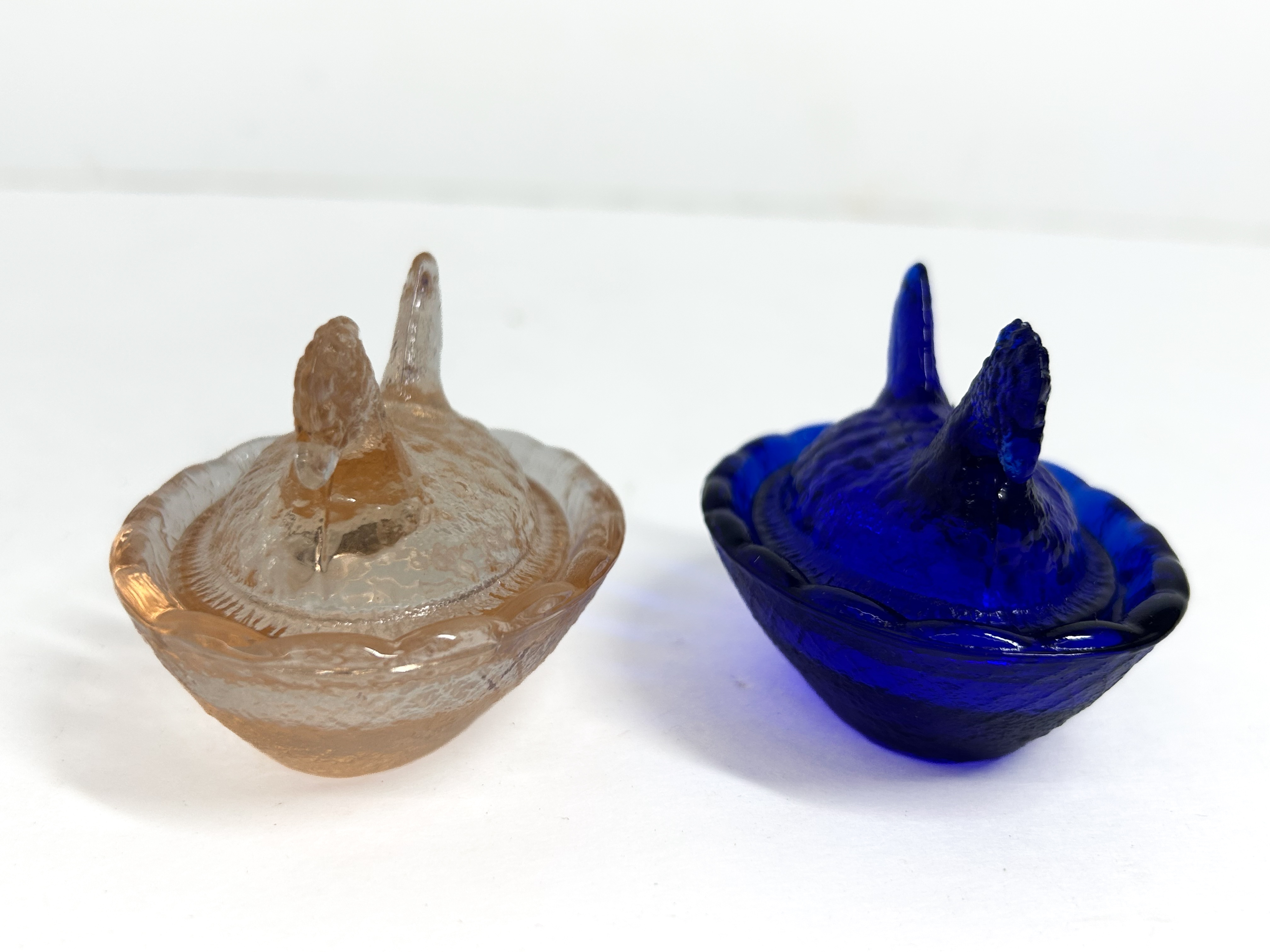 PAIR GLASS HEN ON NEST SALTS