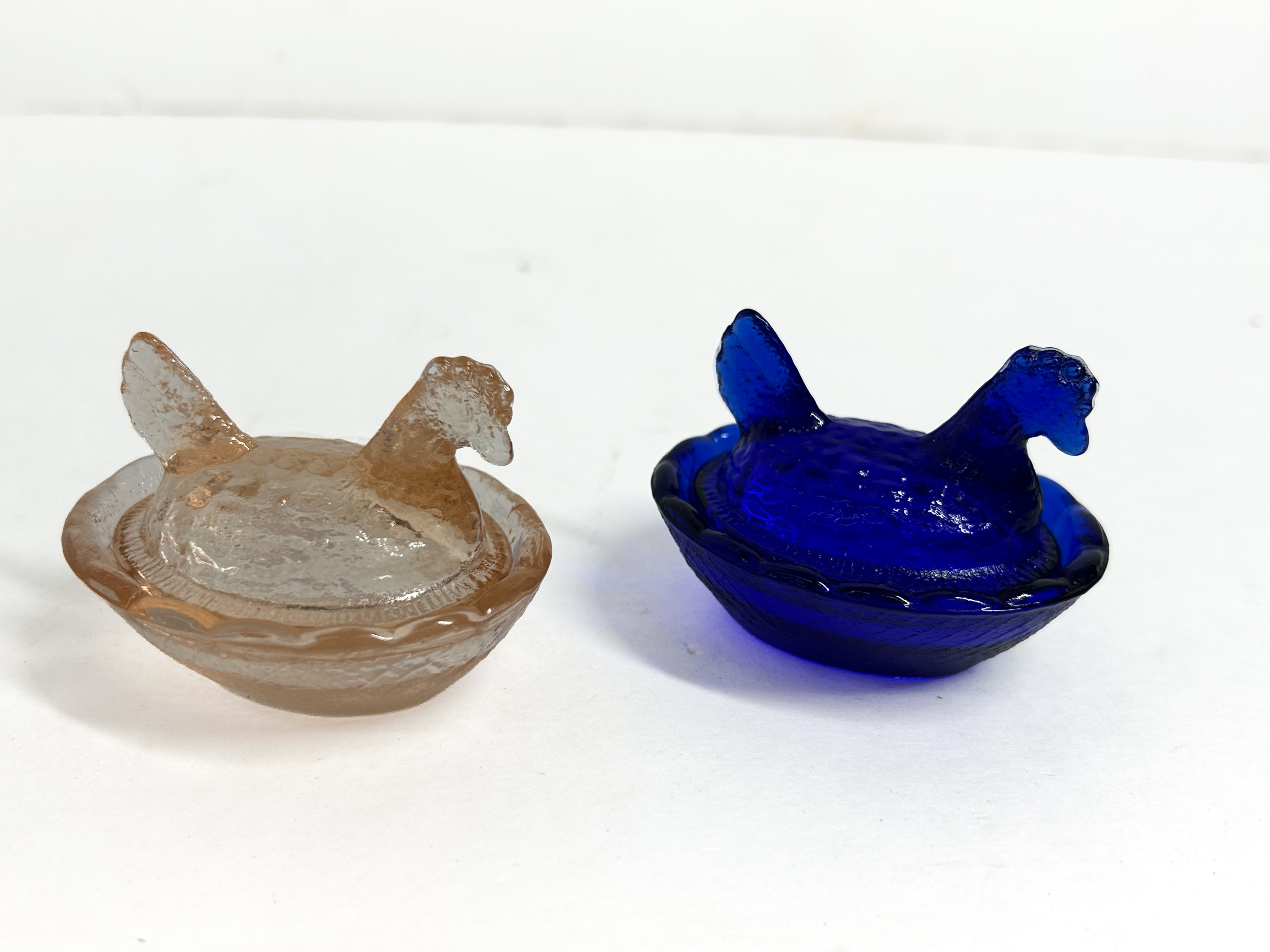 PAIR GLASS HEN ON NEST SALTS