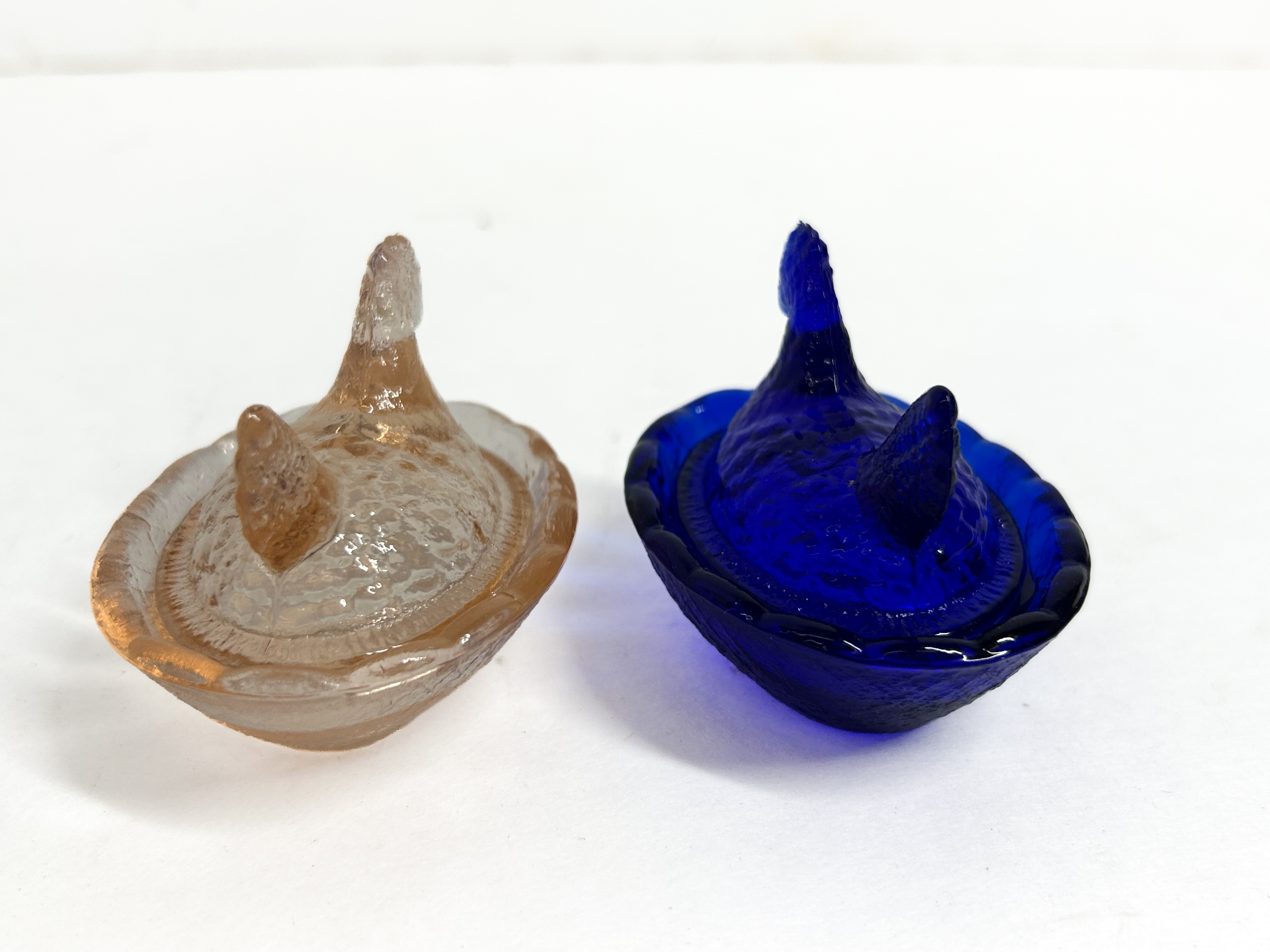 PAIR GLASS HEN ON NEST SALTS