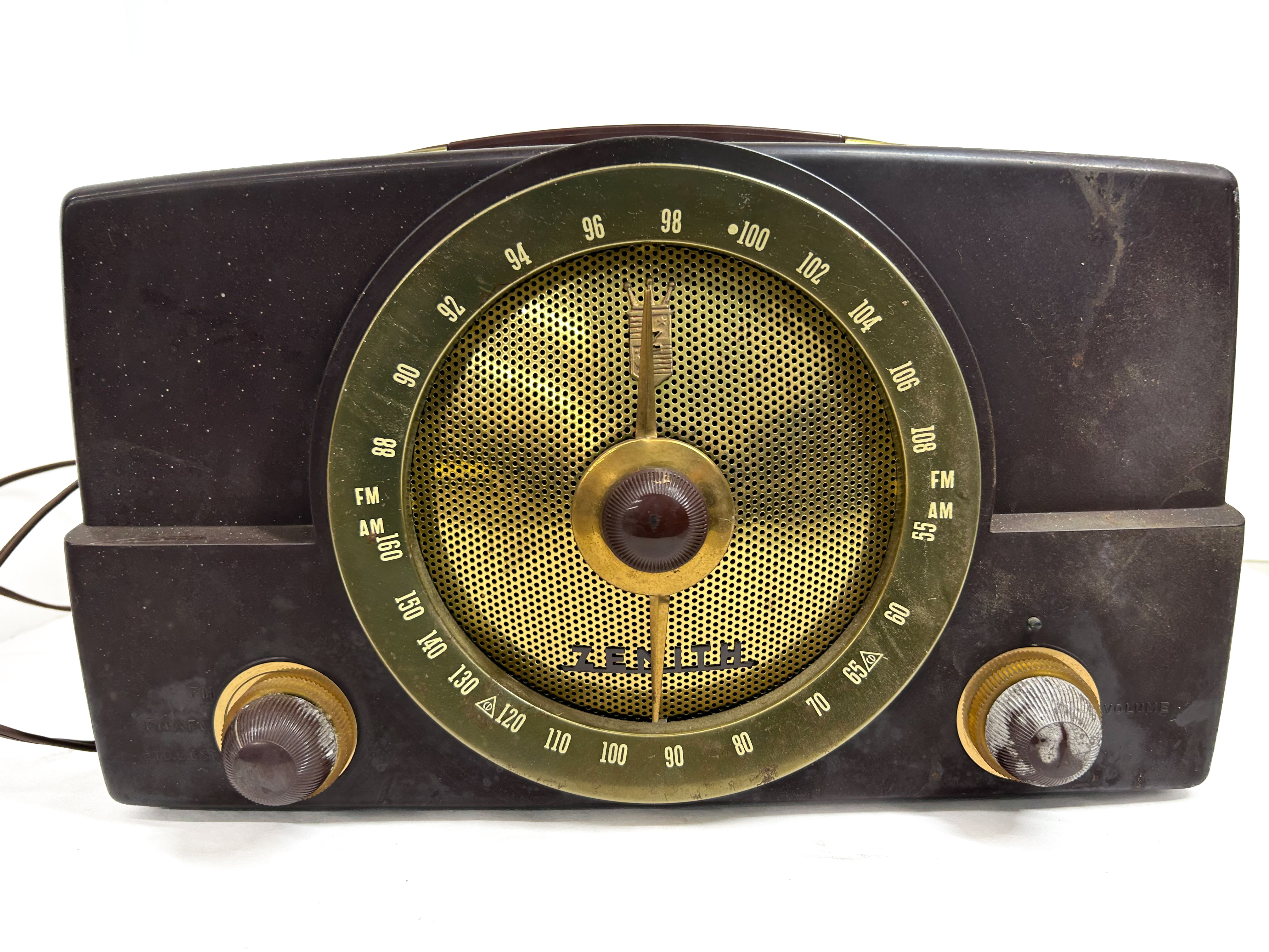 ZENITH BAKELITE TUBE RADIO, 1950S