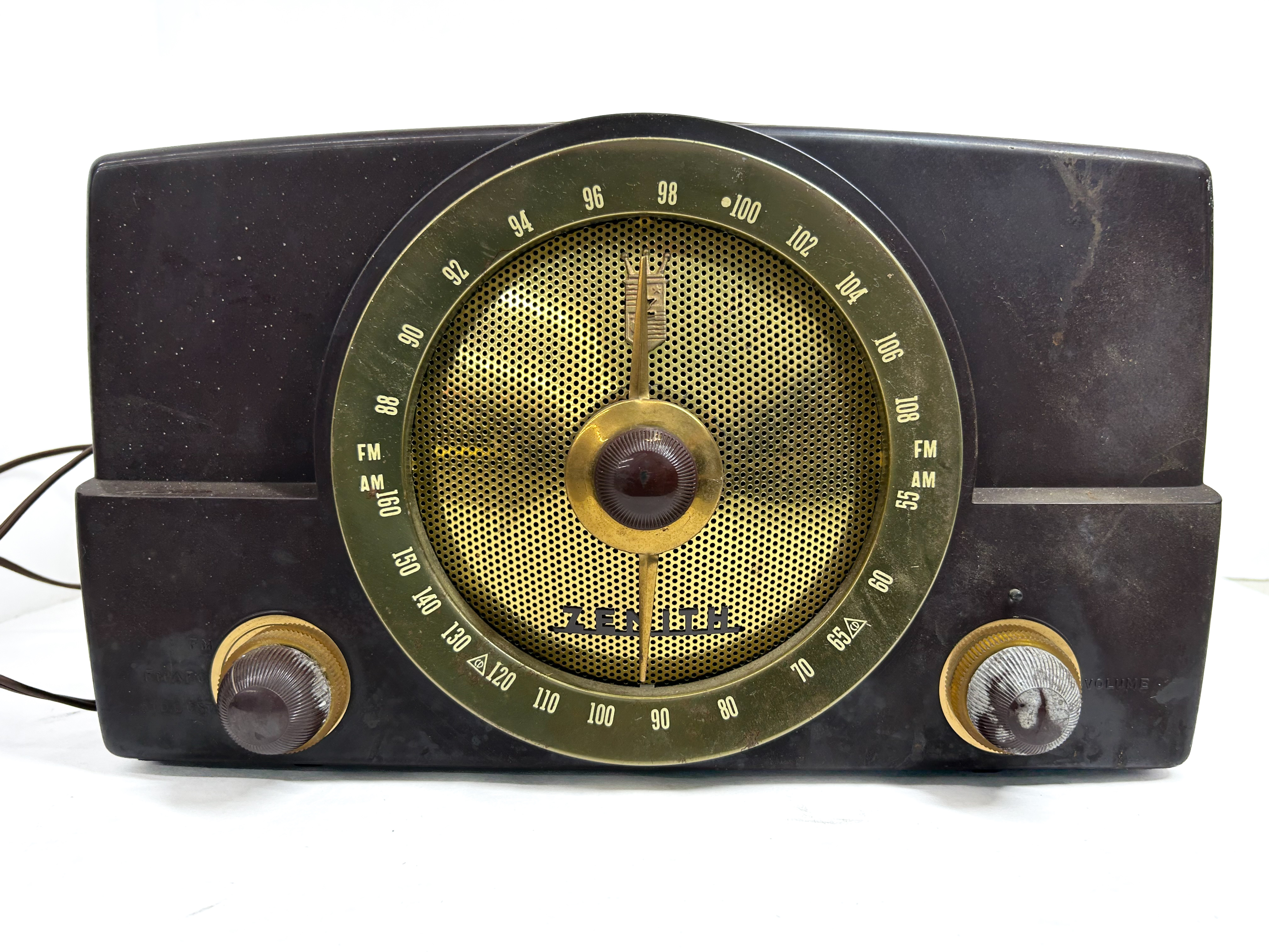 ZENITH BAKELITE TUBE RADIO, 1950S