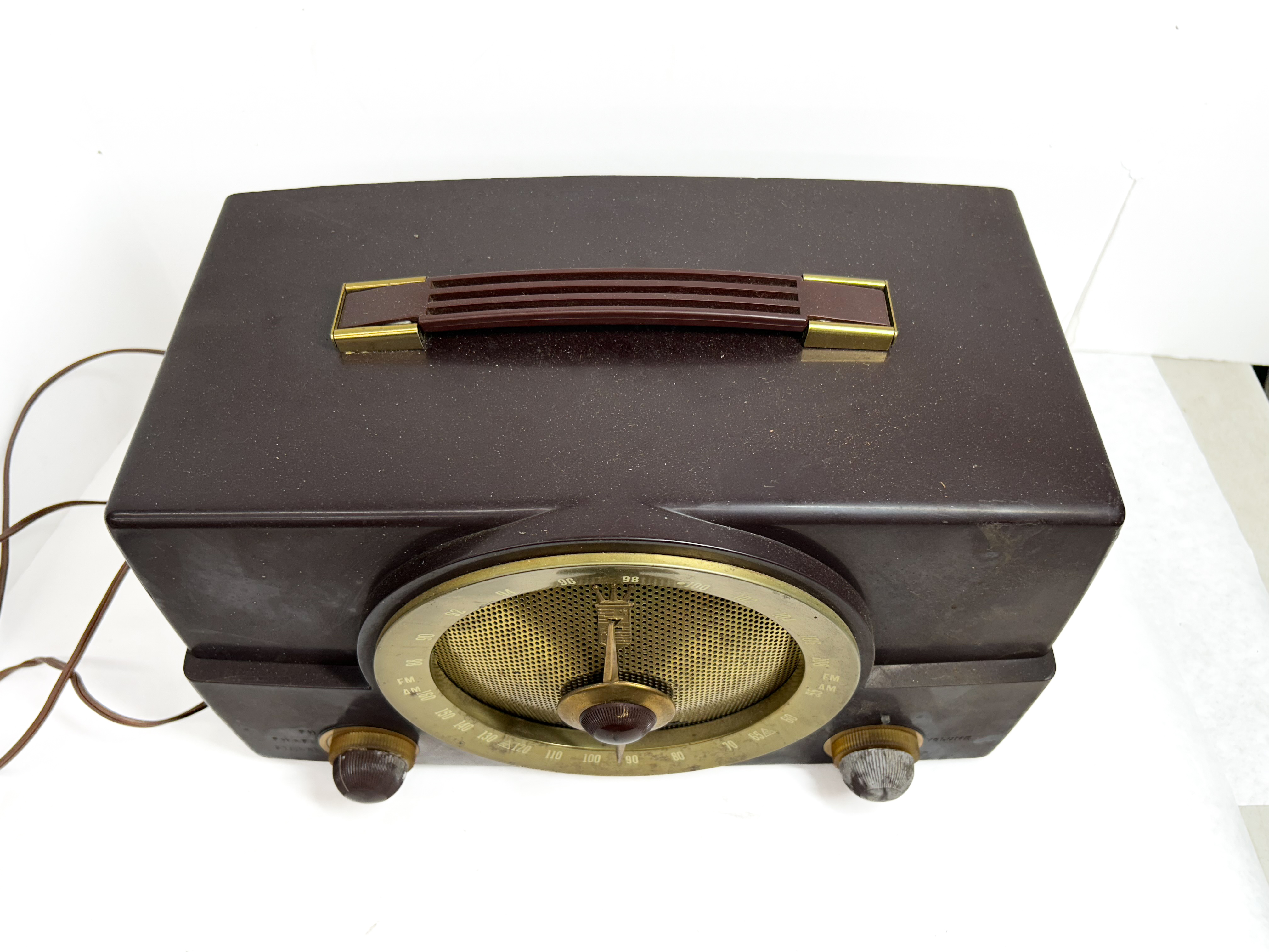 ZENITH BAKELITE TUBE RADIO, 1950S