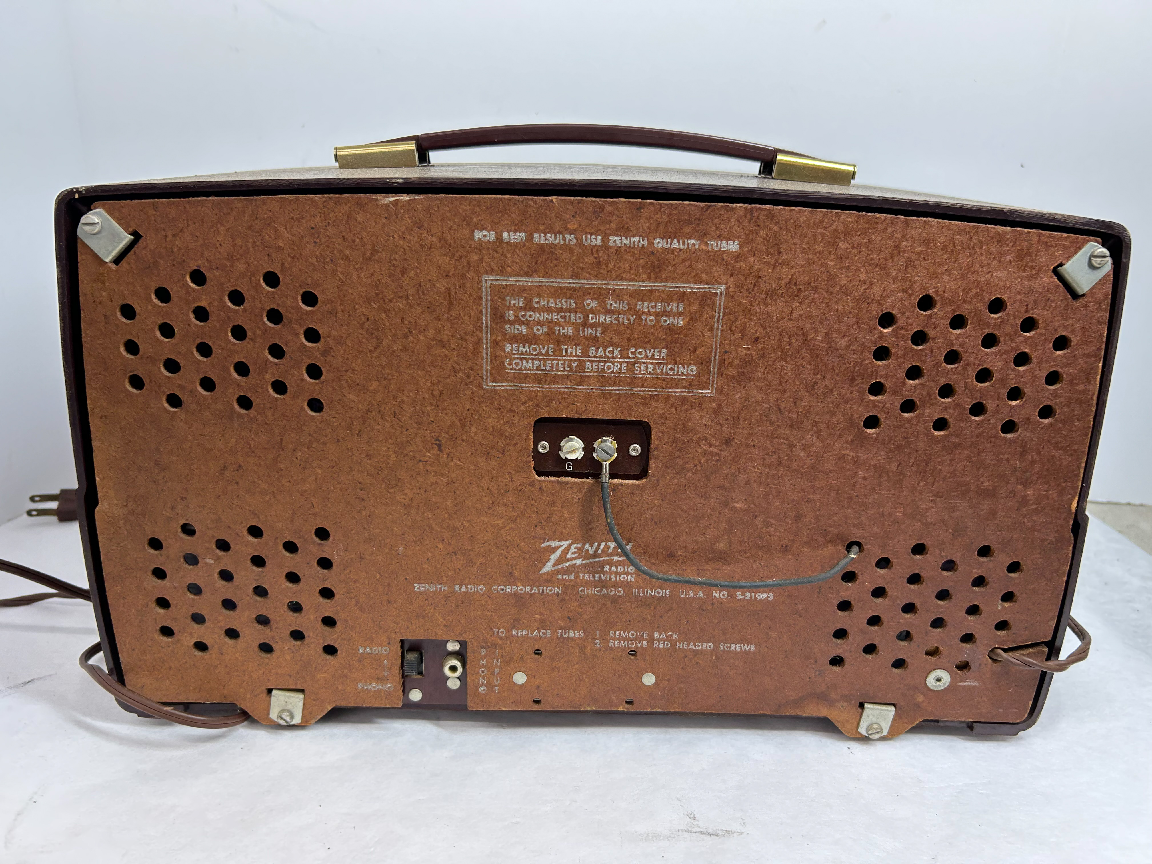 ZENITH BAKELITE TUBE RADIO, 1950S