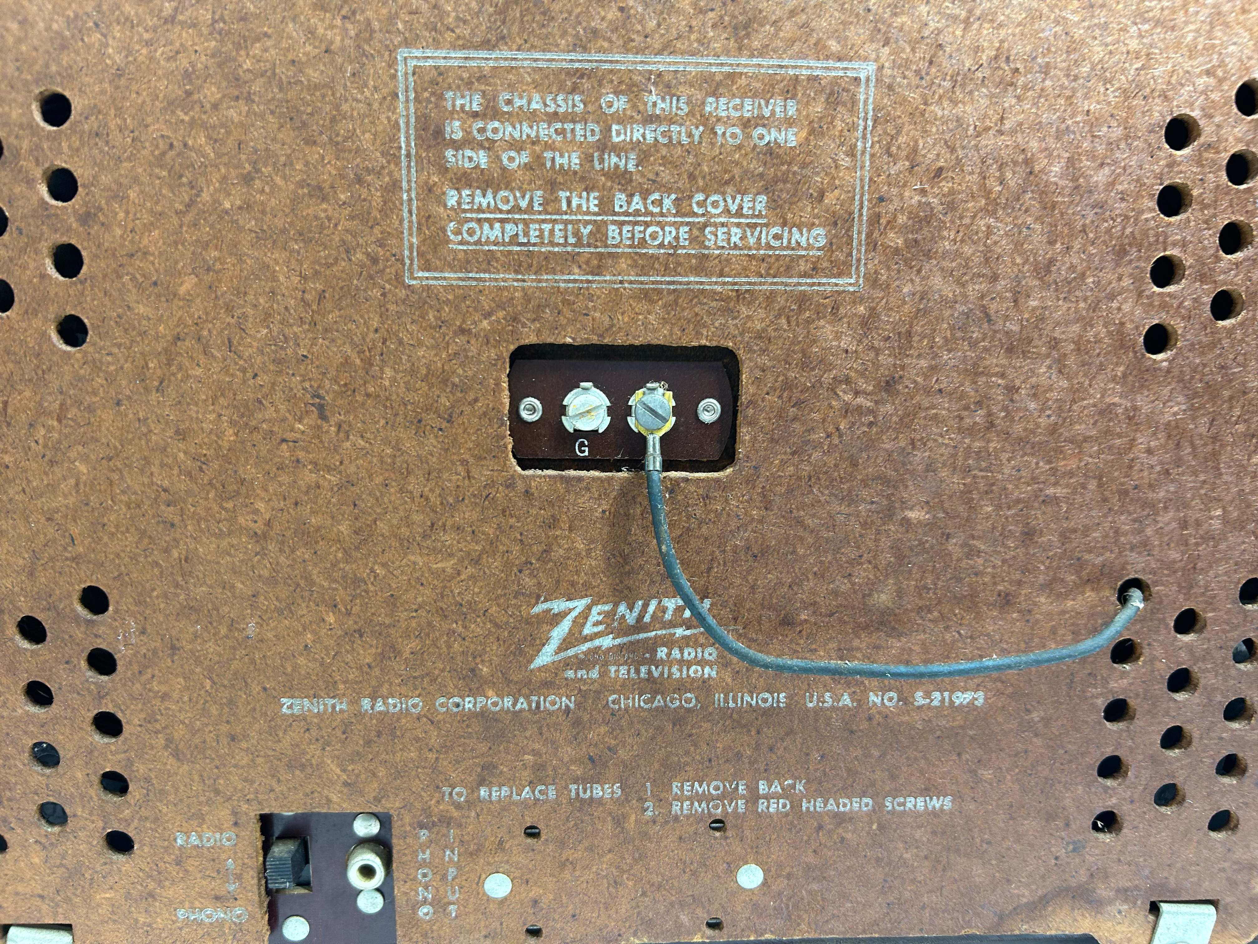 ZENITH BAKELITE TUBE RADIO, 1950S
