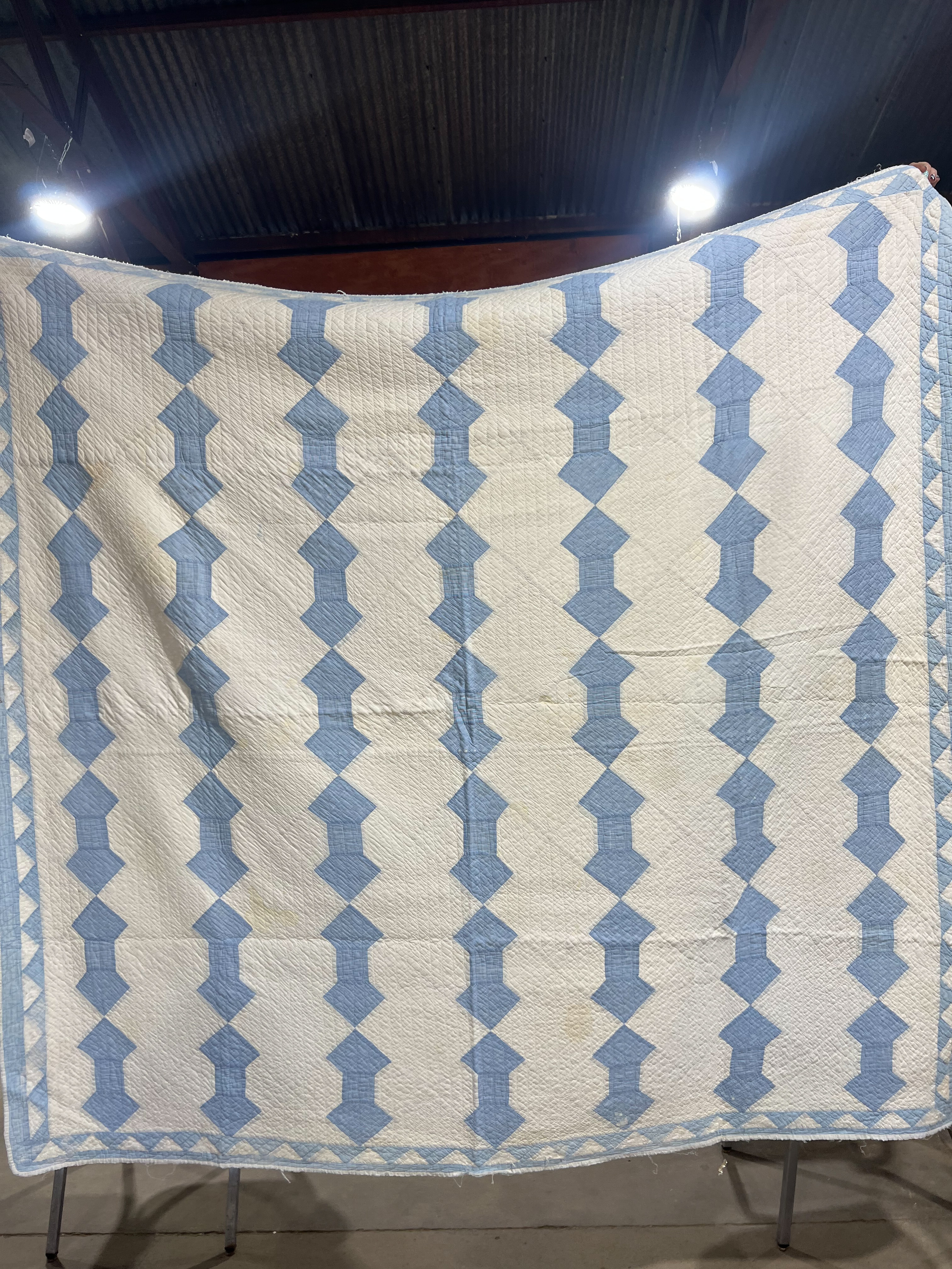 BLUE AND WHITE COTTON SPOOL QUILT, MID-20TH CENTURY