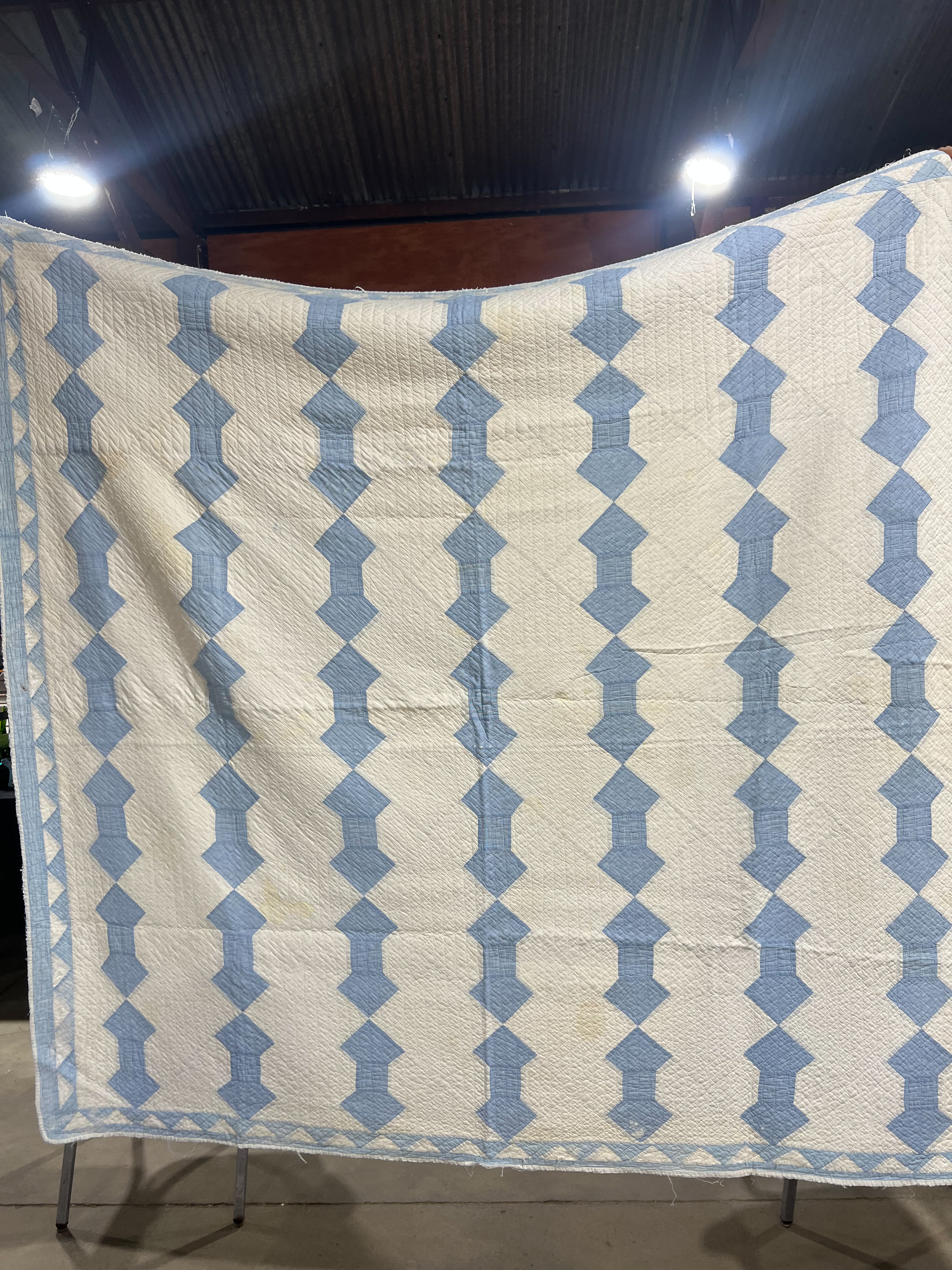 BLUE AND WHITE COTTON SPOOL QUILT, MID-20TH CENTURY