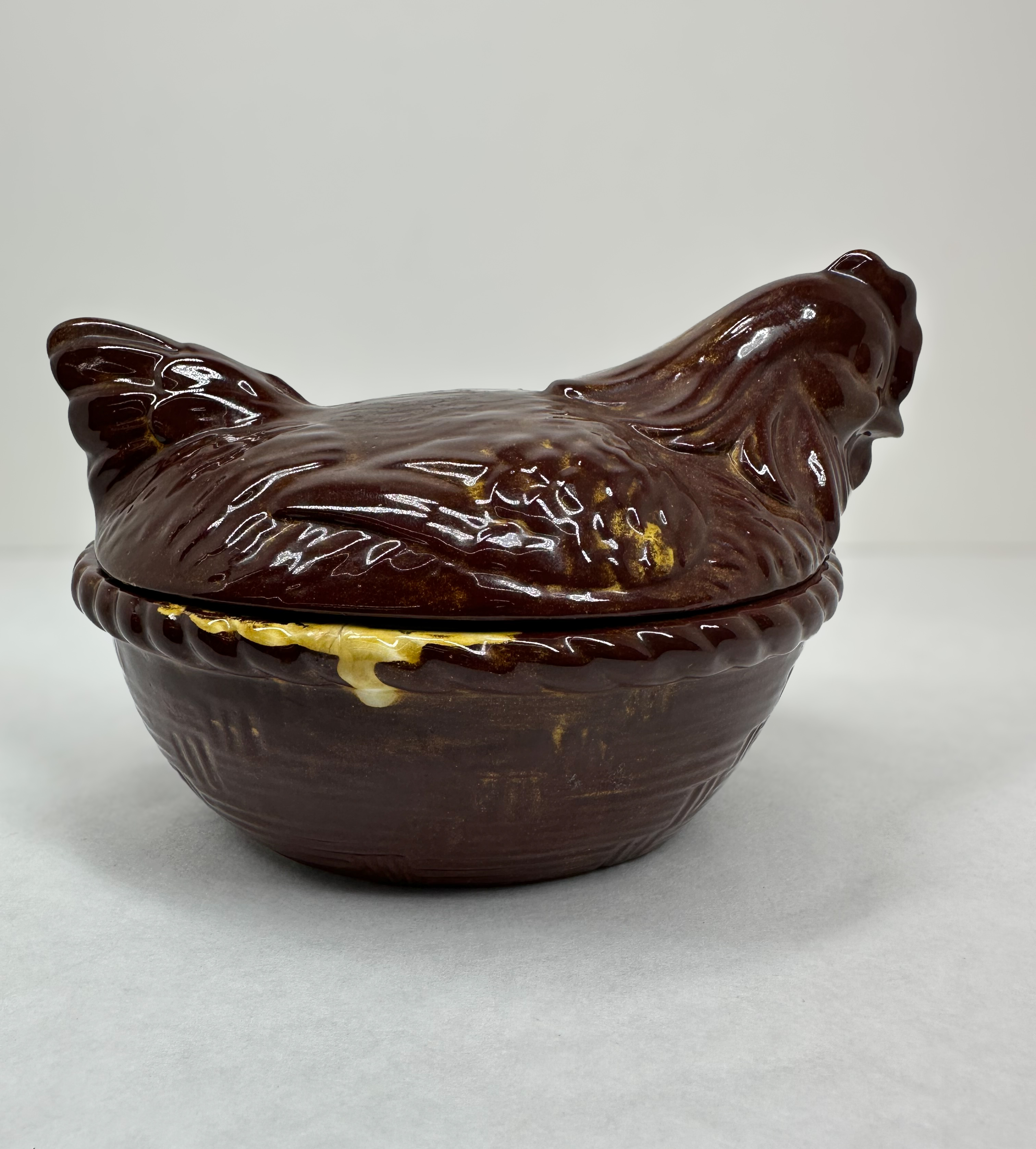HULL POTTERY CERAMIC HEN ON NEST