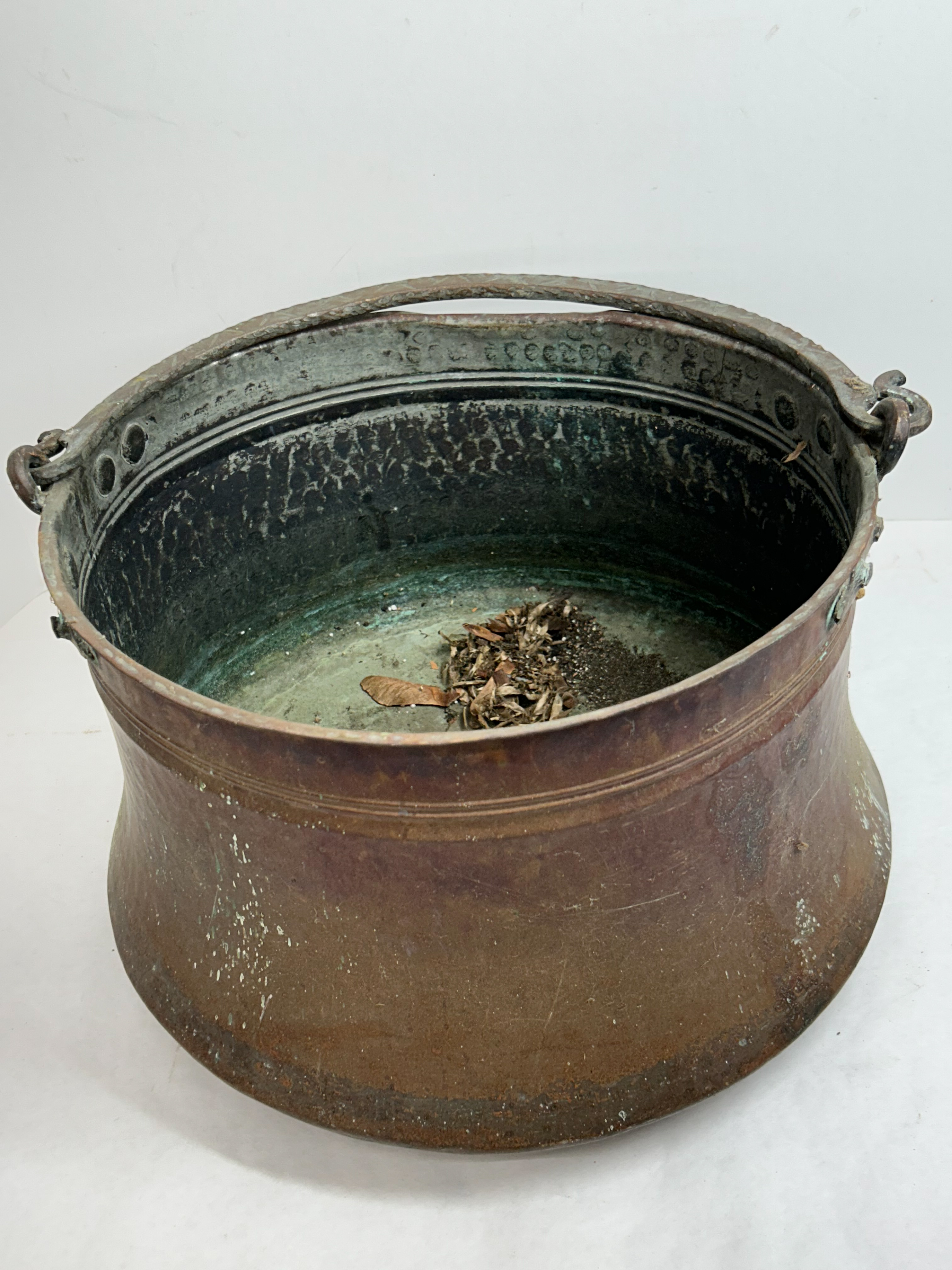 HAND-HAMMERED COPPER CAULDRON LATE 19TH CENTURY