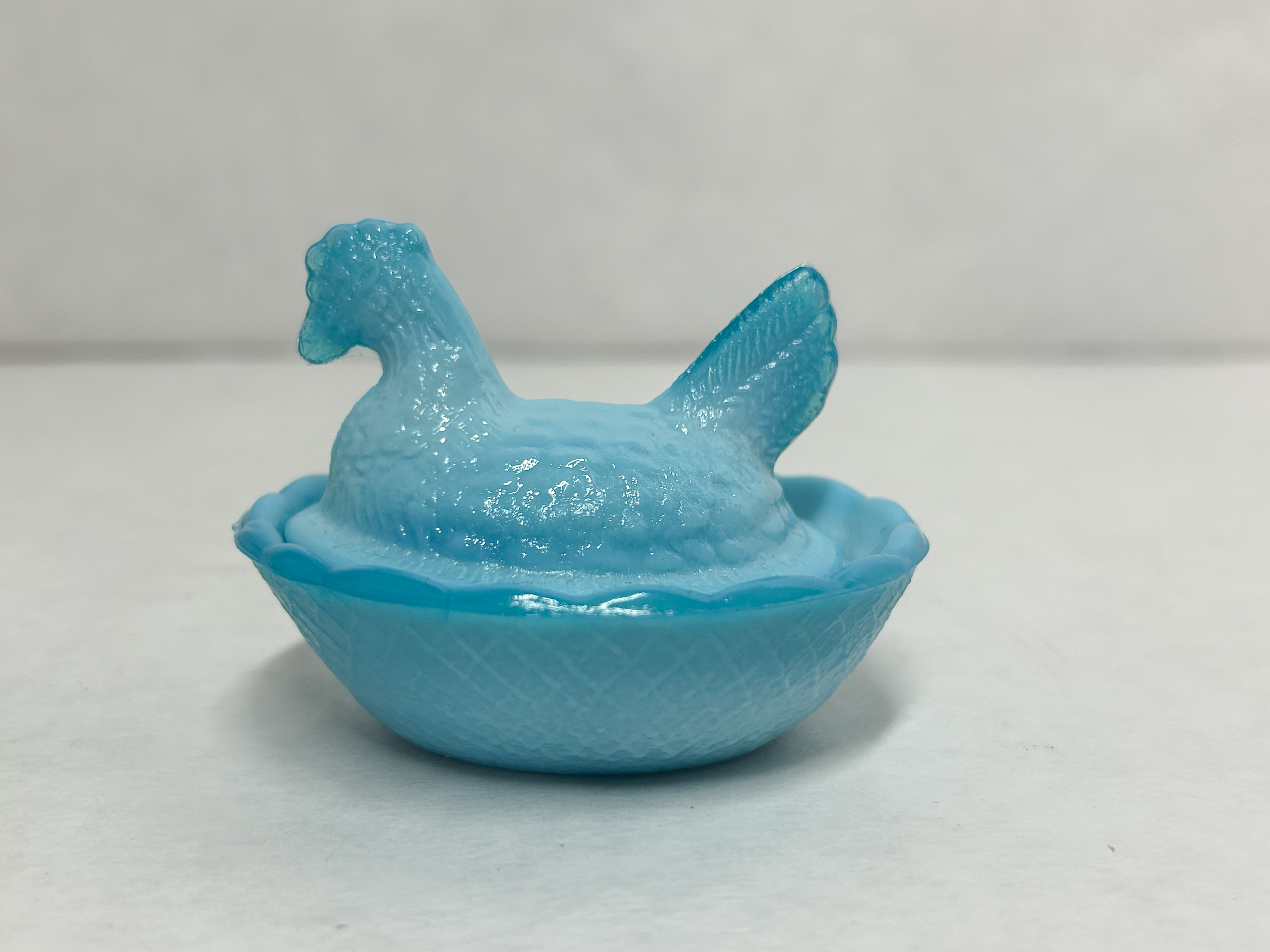 TURQUOISE GLASS HEN ON NEST