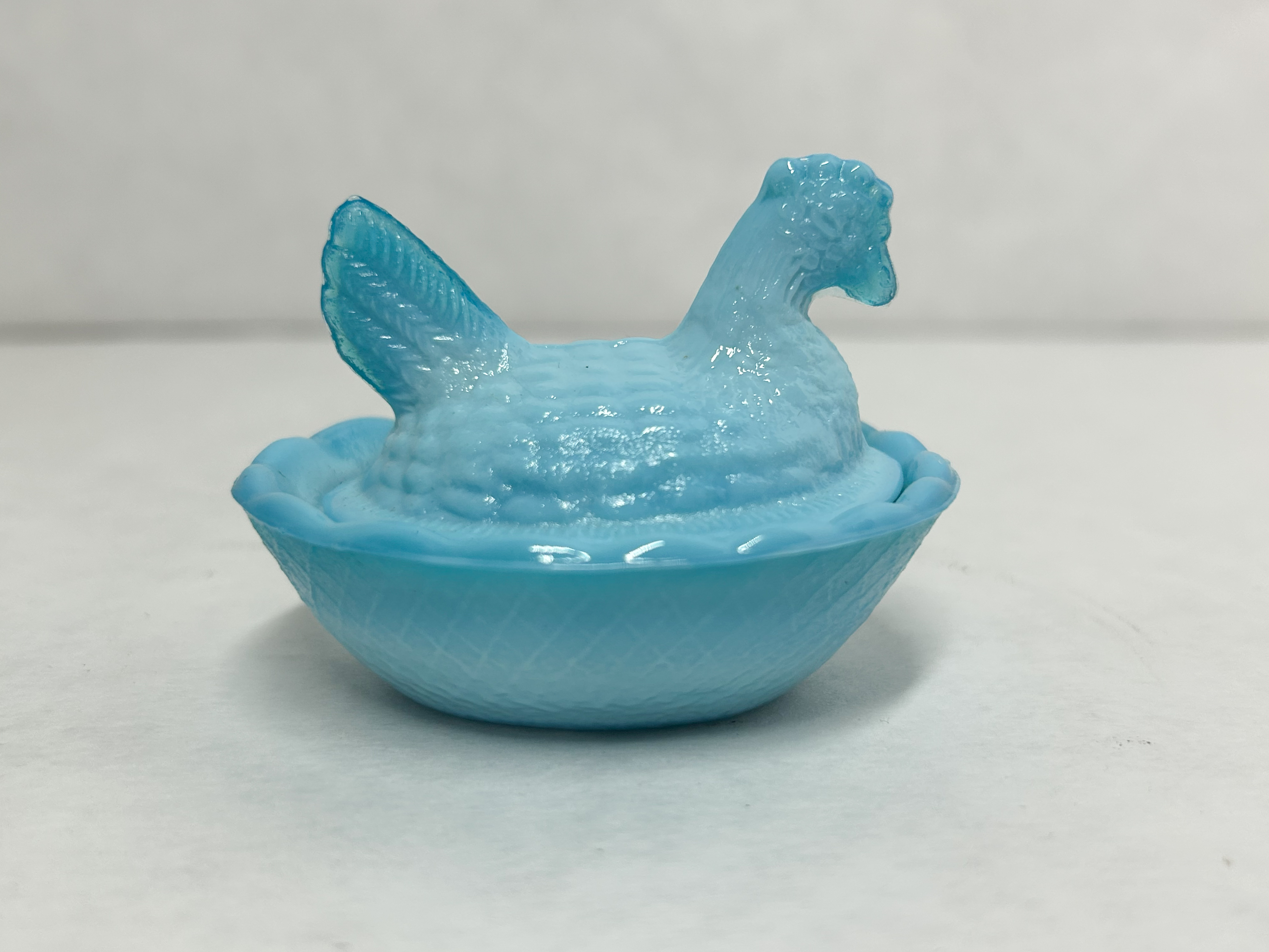 TURQUOISE GLASS HEN ON NEST