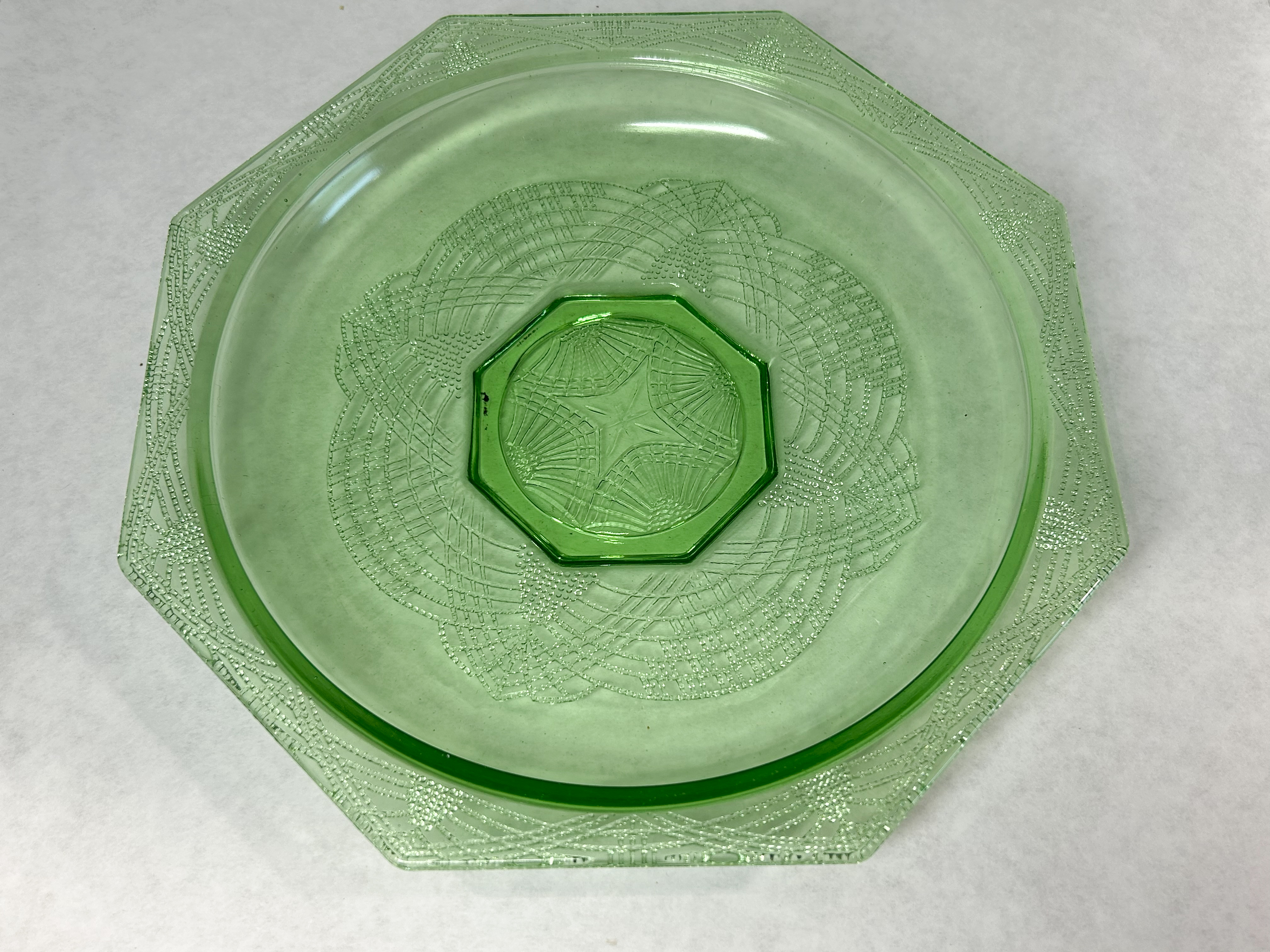 ROMANESQUE PATTERN URANIUM GLASS PLATE, 1930S