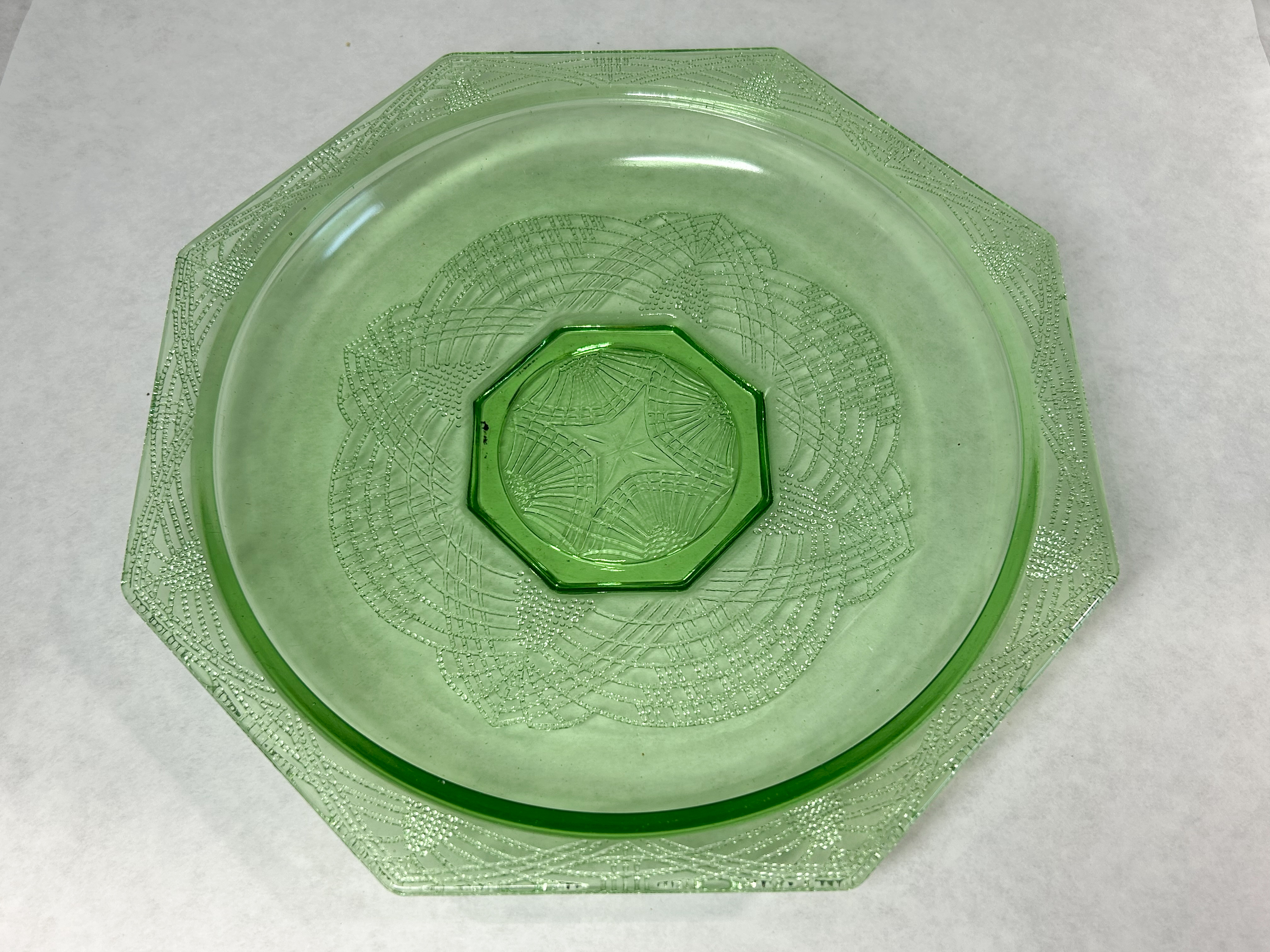 ROMANESQUE PATTERN URANIUM GLASS PLATE, 1930S