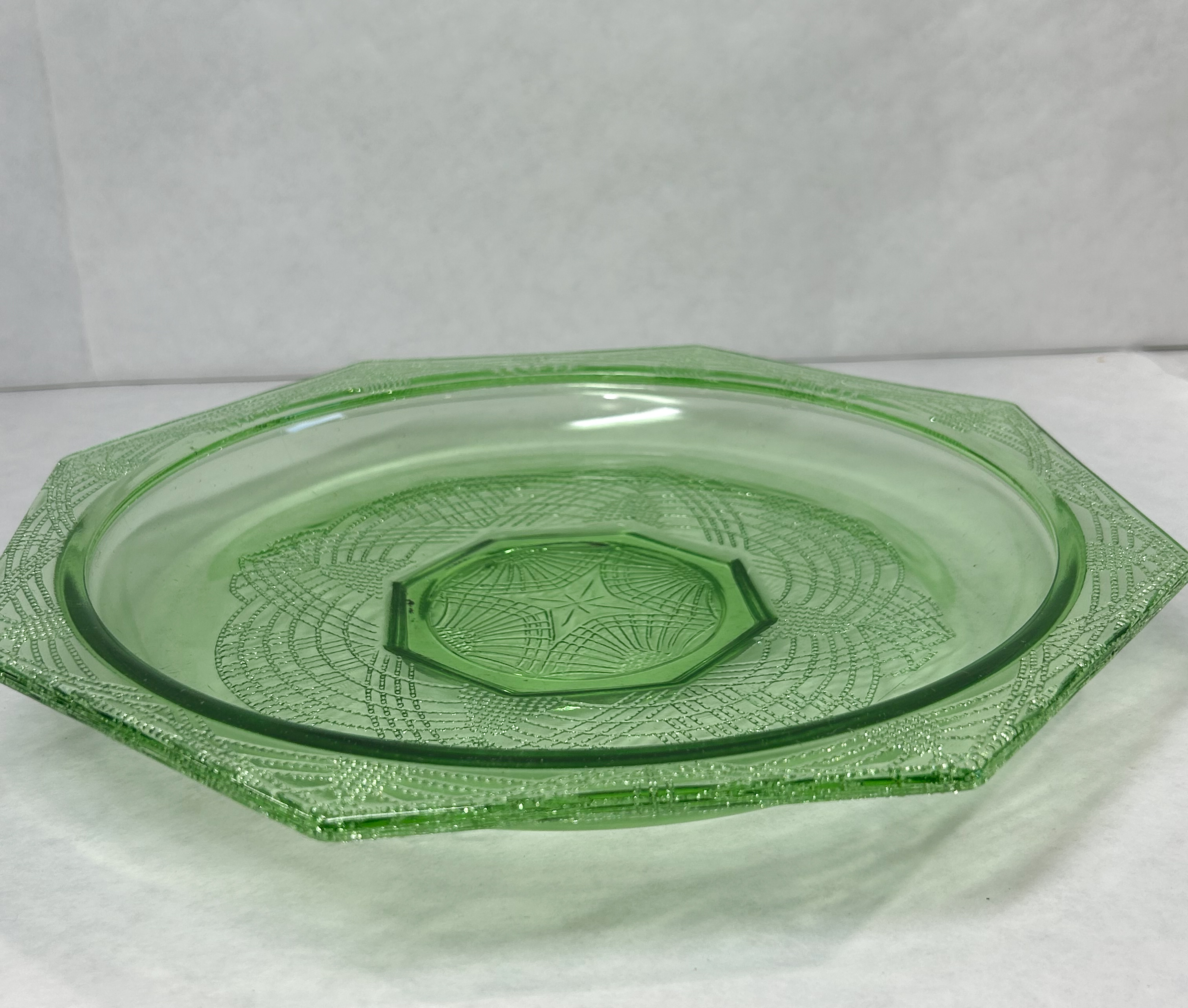 ROMANESQUE PATTERN URANIUM GLASS PLATE, 1930S