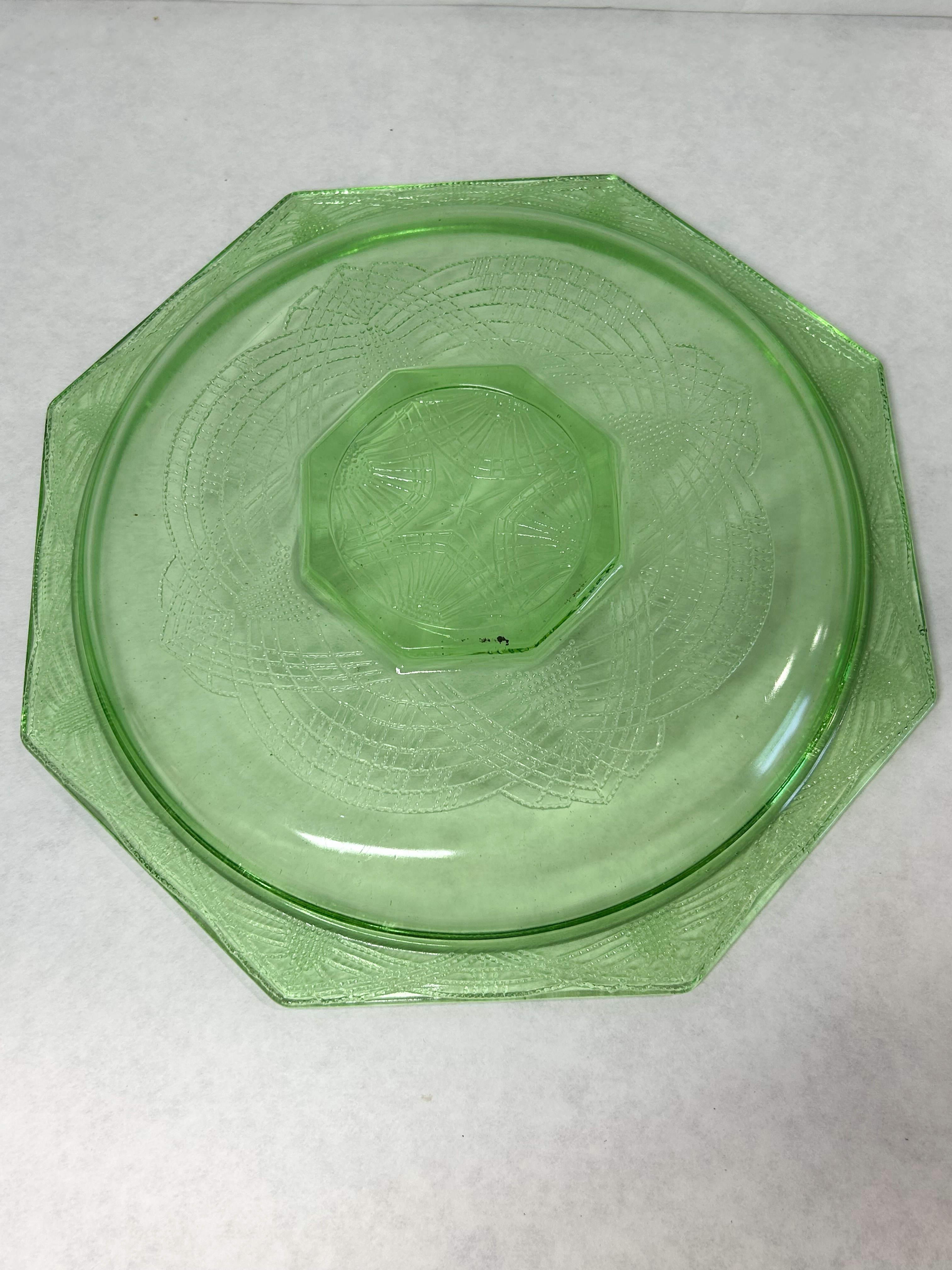 ROMANESQUE PATTERN URANIUM GLASS PLATE, 1930S