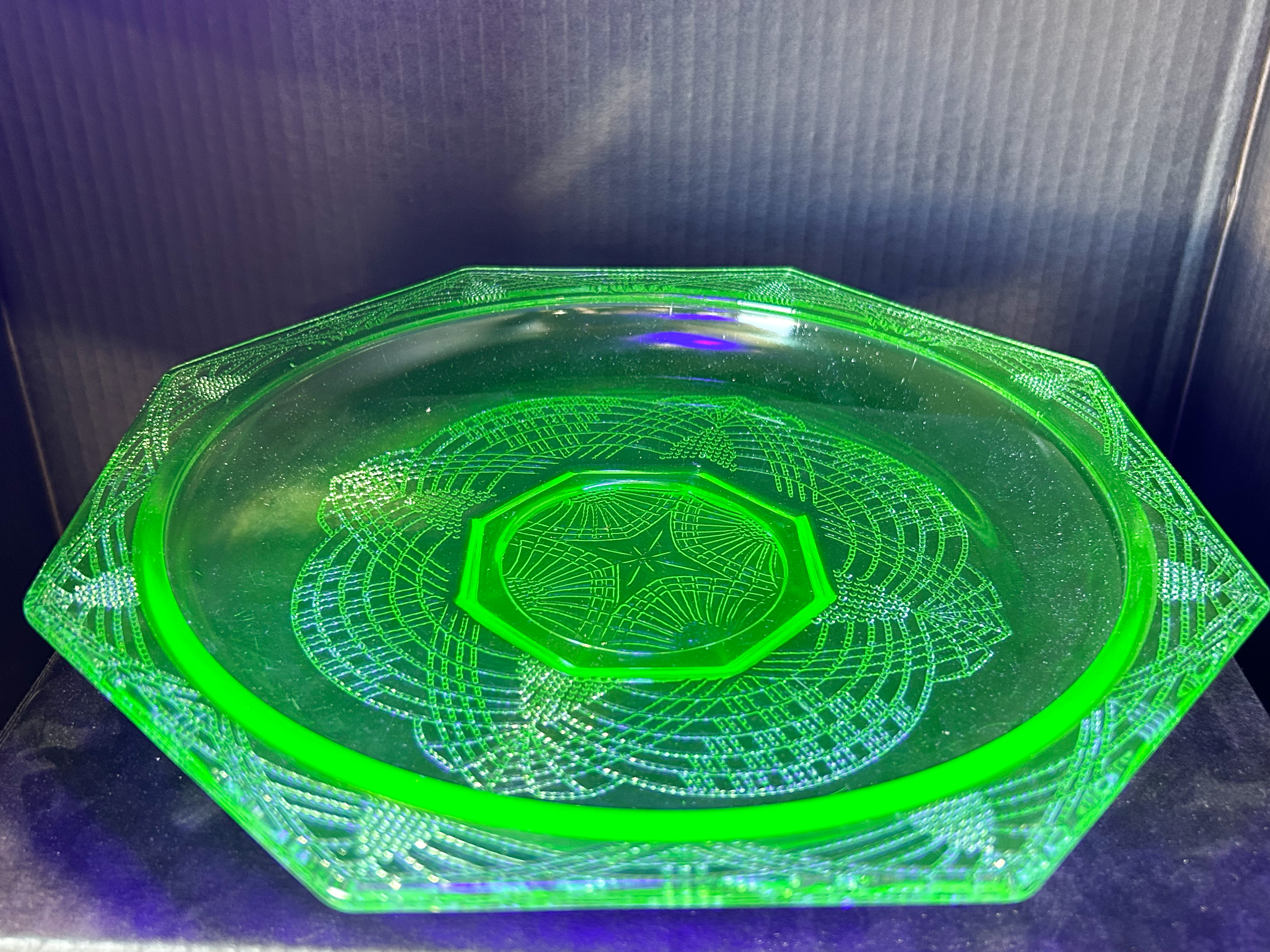 ROMANESQUE PATTERN URANIUM GLASS PLATE, 1930S