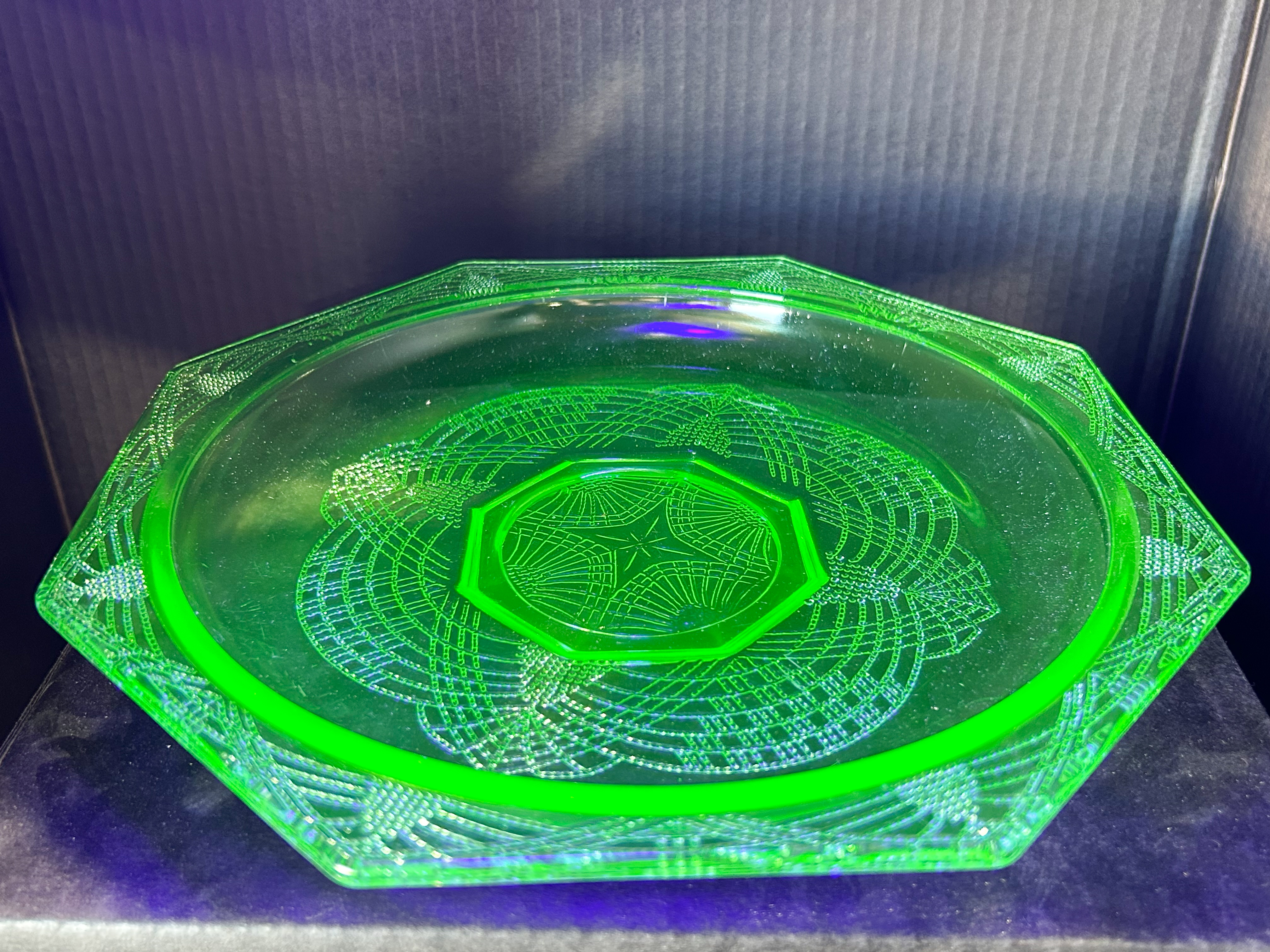 ROMANESQUE PATTERN URANIUM GLASS PLATE, 1930S