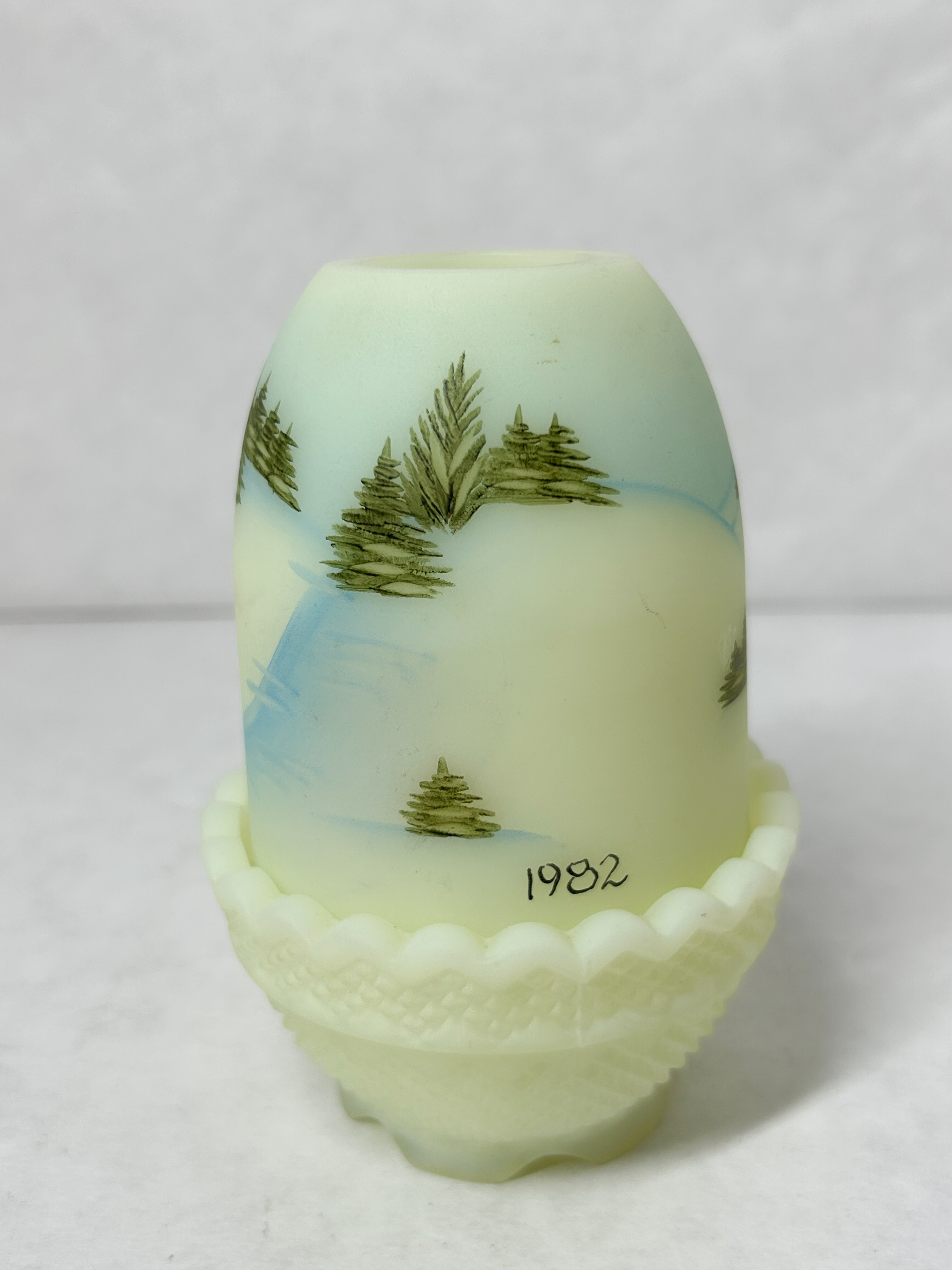 FENTON CUSTARD GLASS FAIRY LAMP, 1982