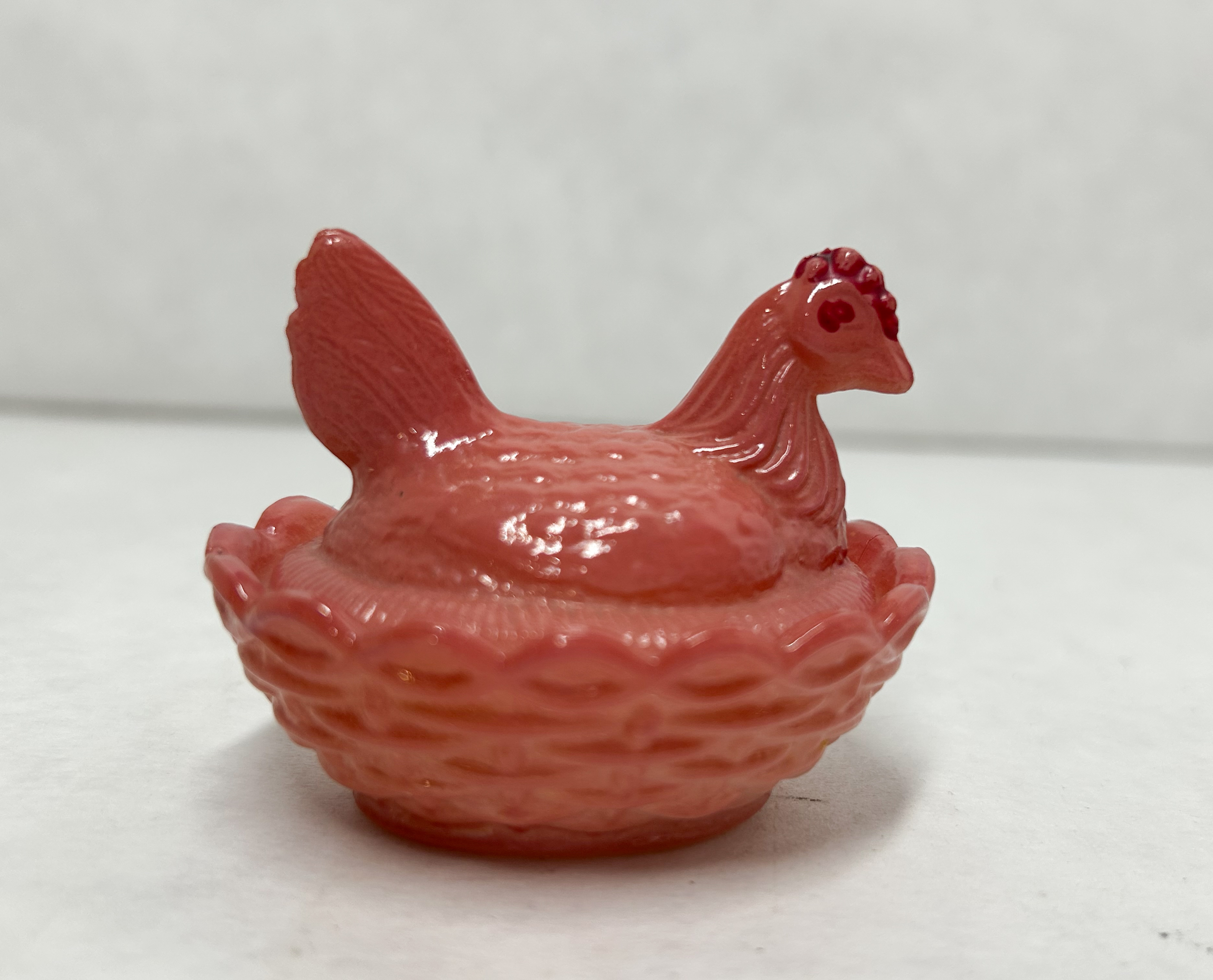 BOYD RED/PEACH GLASS HEN ON NEST