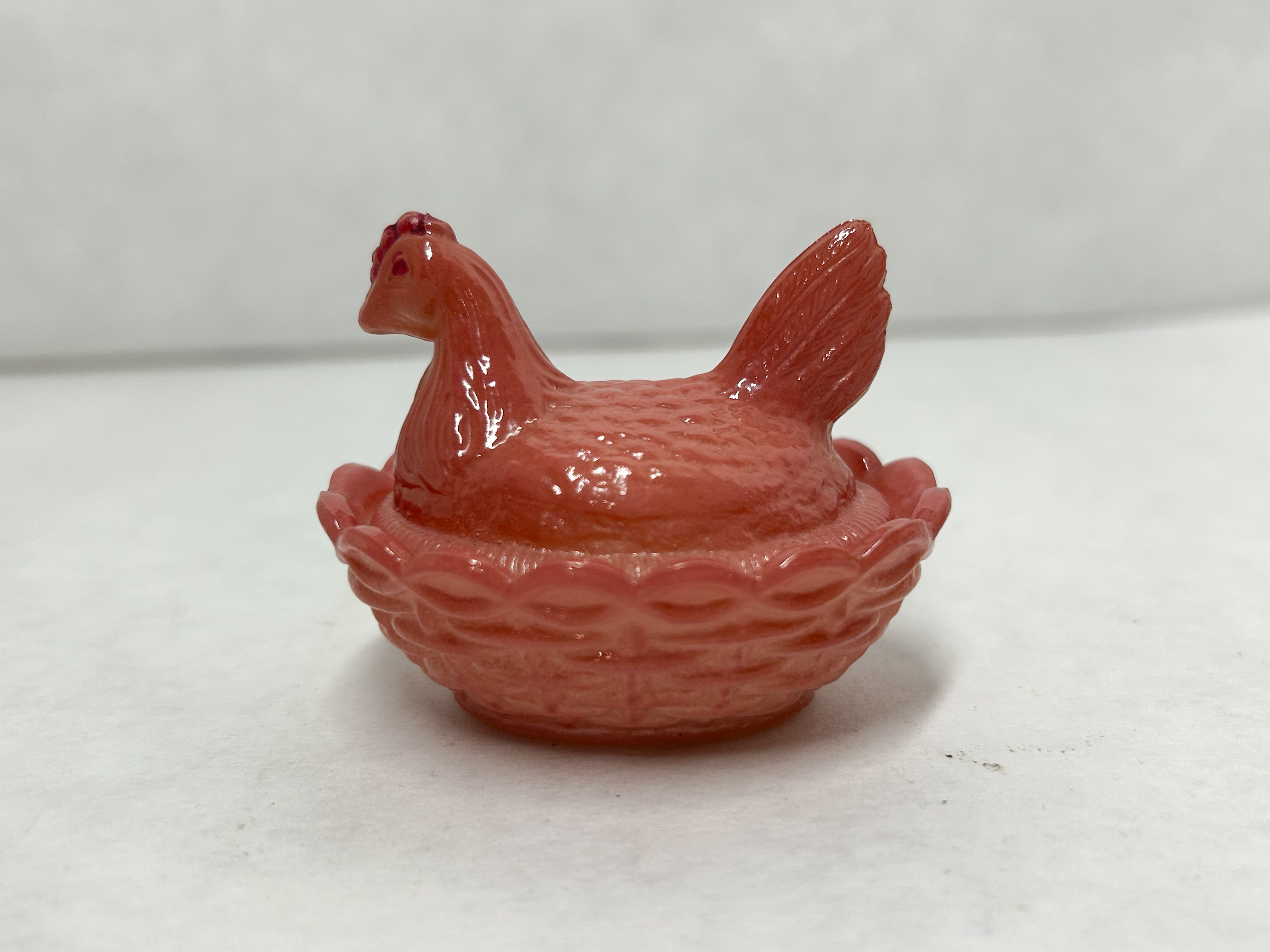 BOYD RED/PEACH GLASS HEN ON NEST