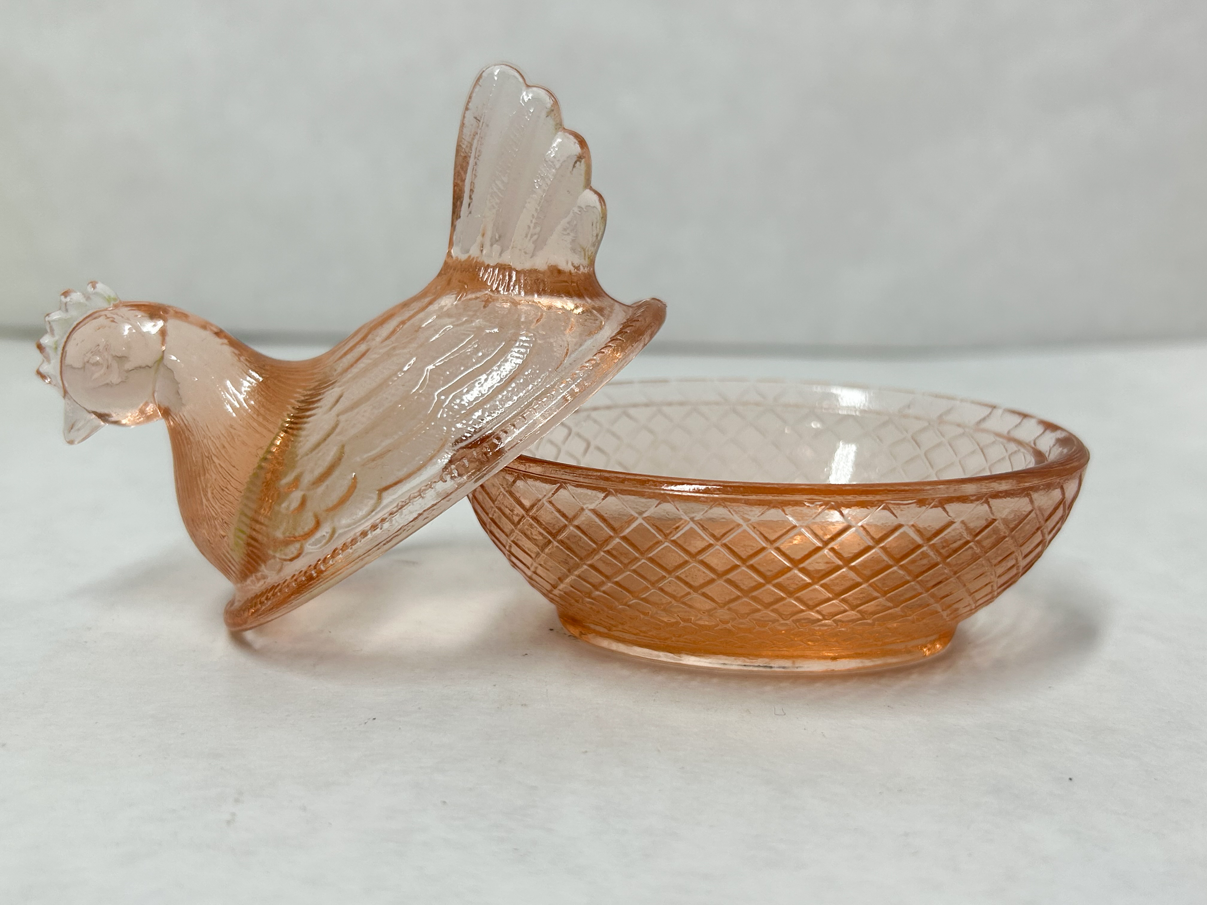 *BOYD PEACH MEDIUM HEN ON NEST