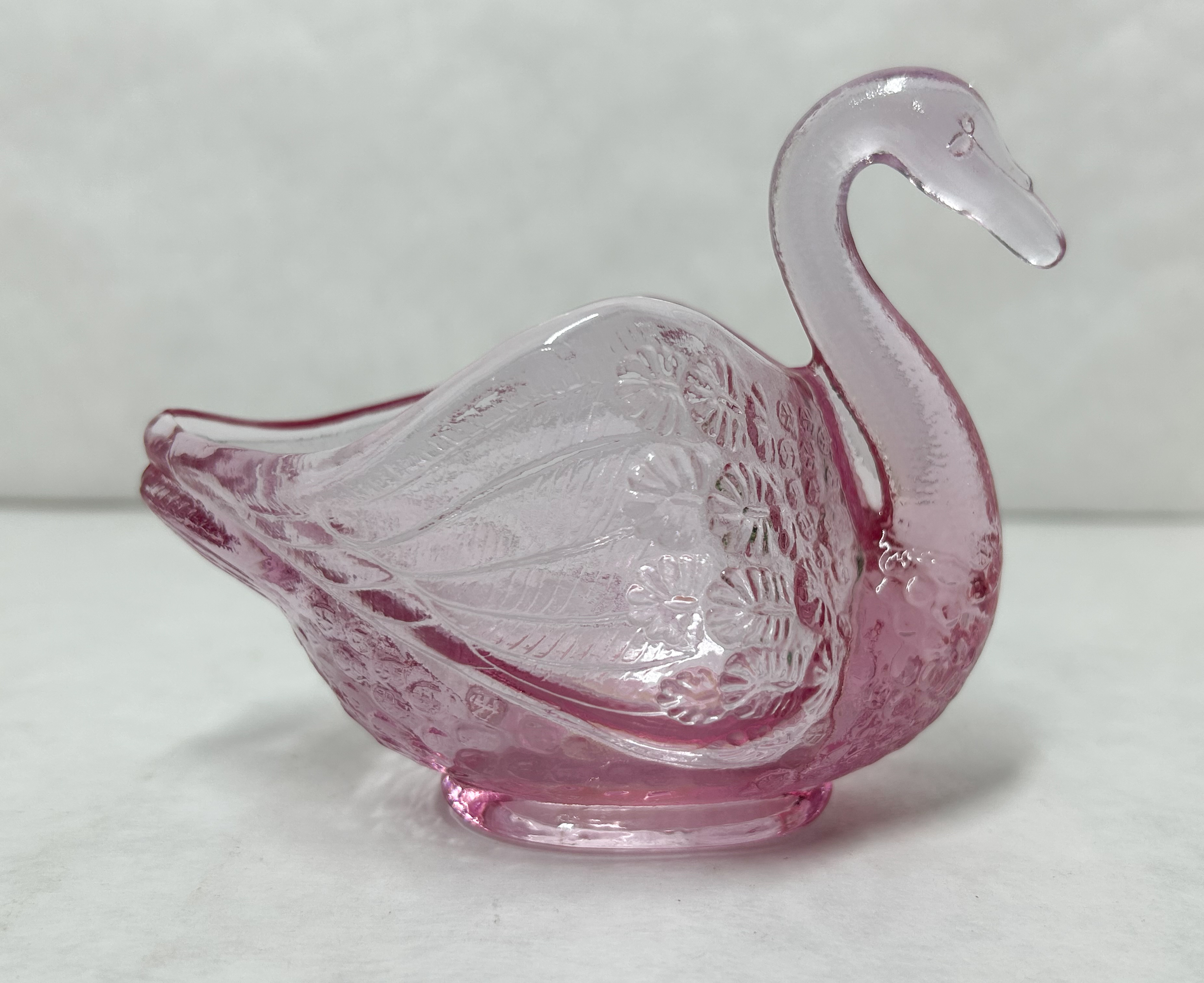FENTON PINK GLASS SWAN DISH