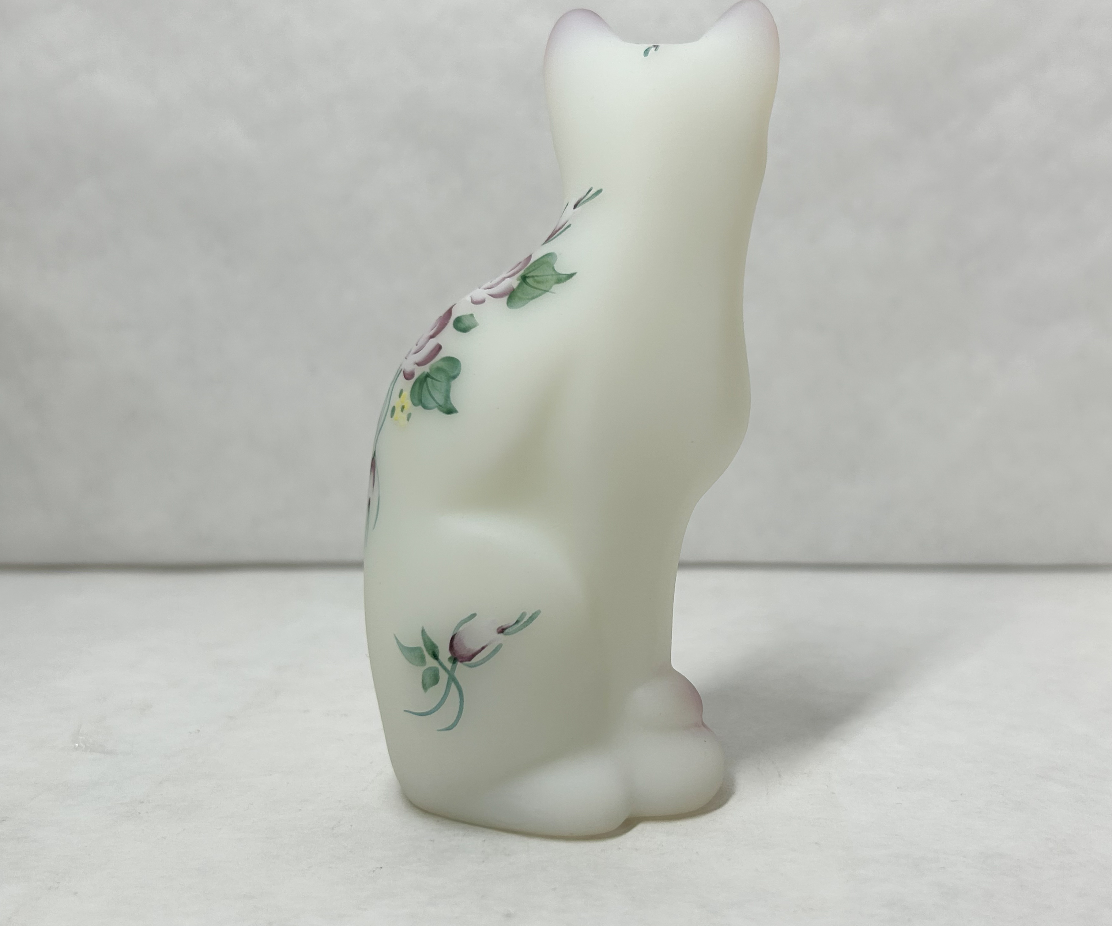 FENTON ROSE GARDEN SATIN GLASS CAT, 2000